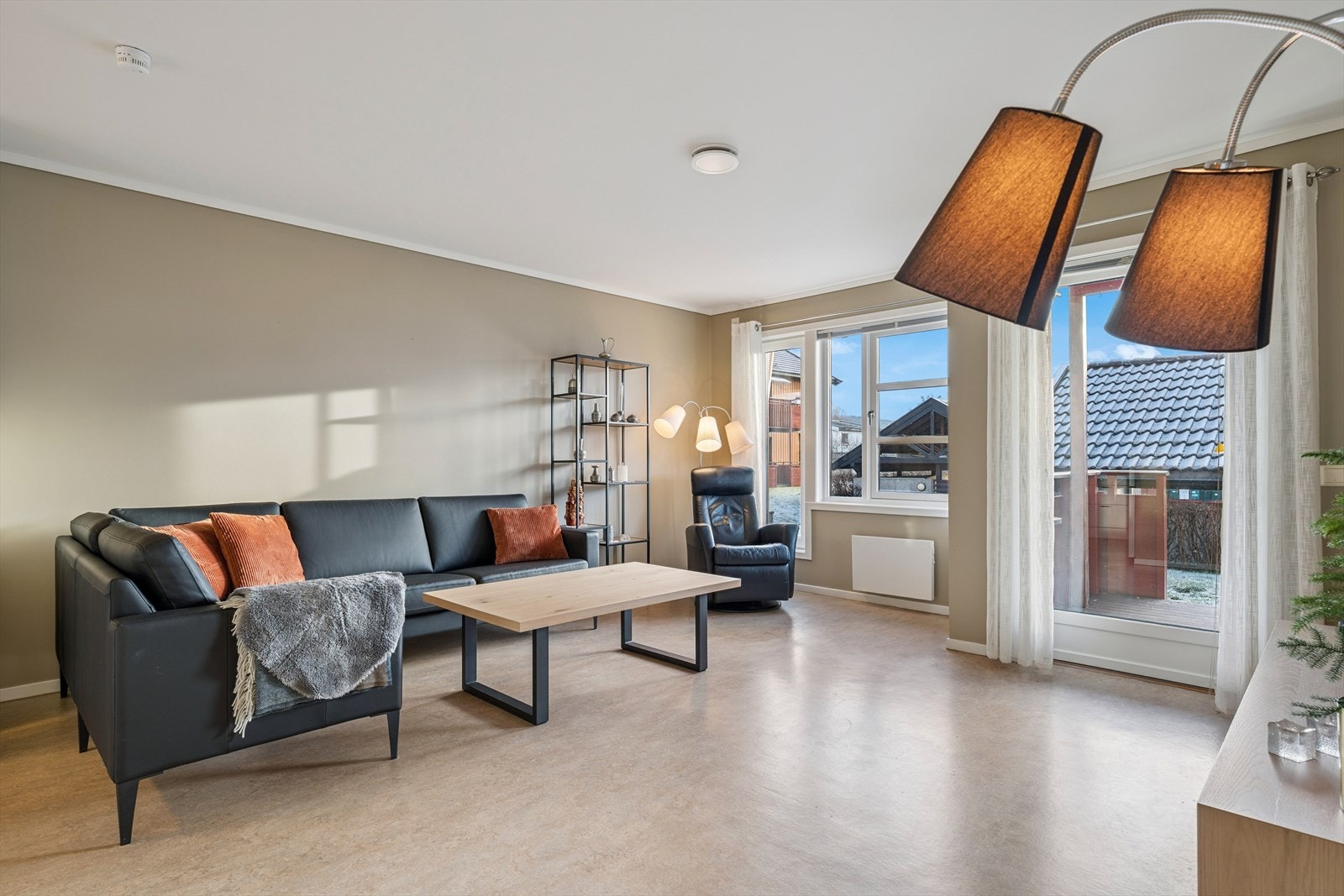 Fra stuen er det utgang til overbygget terrasse Galleribilde