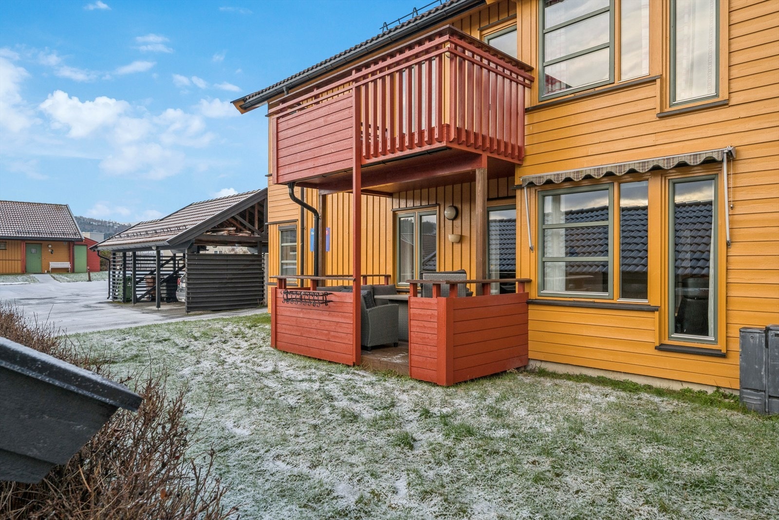 Overbygget terrasse på bakkeplan Galleribilde