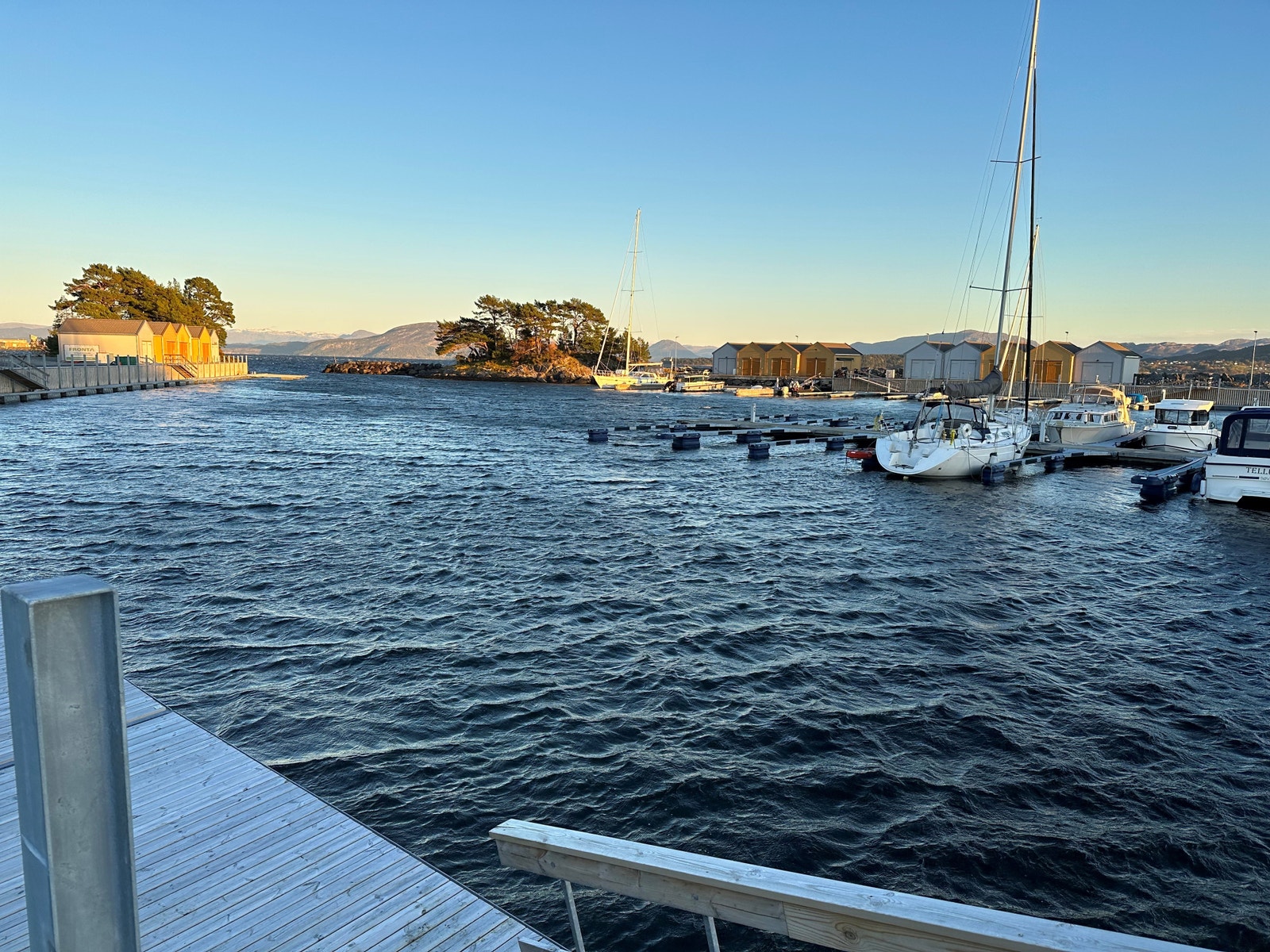 Frå kaien er det landgang ned til flytebryggjene. Galleribilde