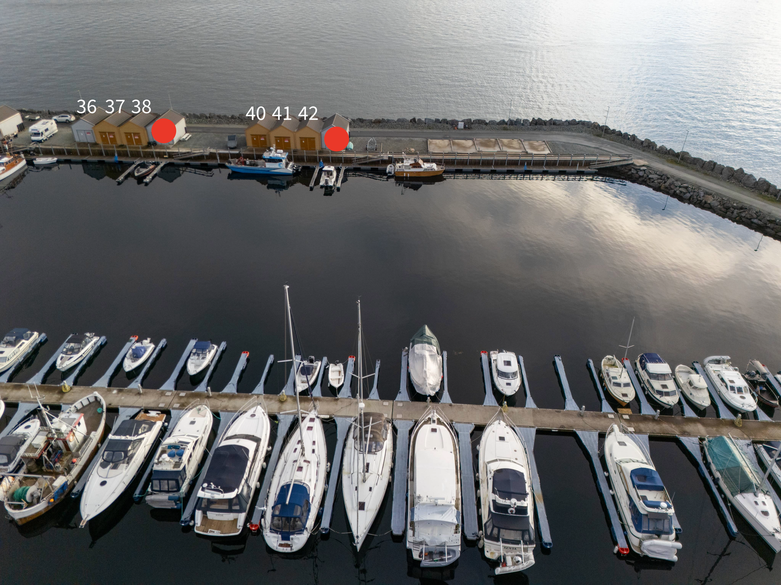 Nausta ligg flott til i ei etablert og trygg hamn på Skjersholmane. Galleribilde