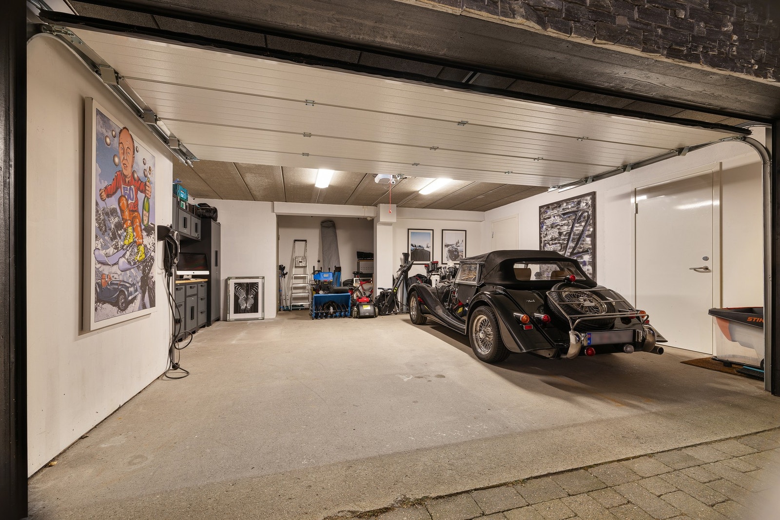 Det flotte garasjerommet gir tilgang til to adskilte boder Galleribilde