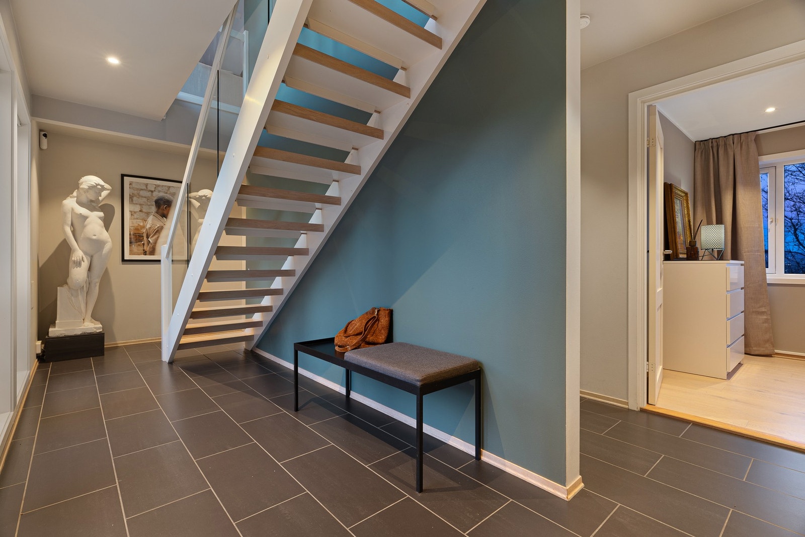 Hall/trapperom i 1. etasje Galleribilde