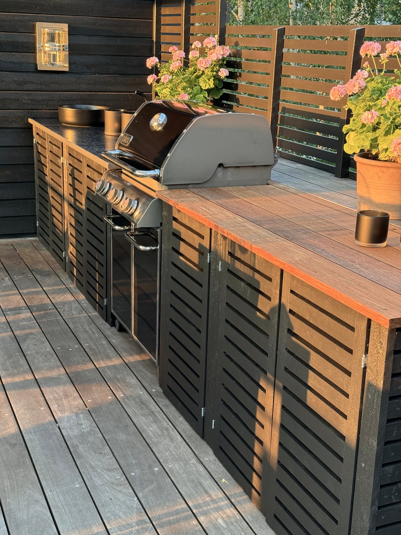 Et forseggjort utekjøkken er tilkoblet varmt og kaldt vann Galleribilde