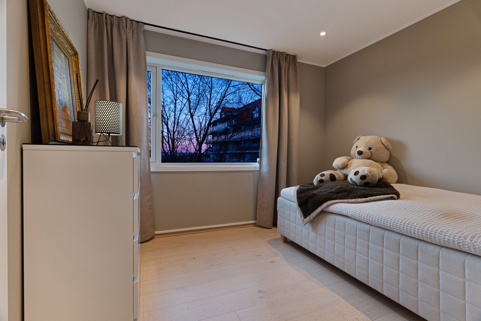 Boligen har fire store og gode soverom i 1. etasje. Det minste av dem er innredet med enkeltseng og kommode Galleribilde