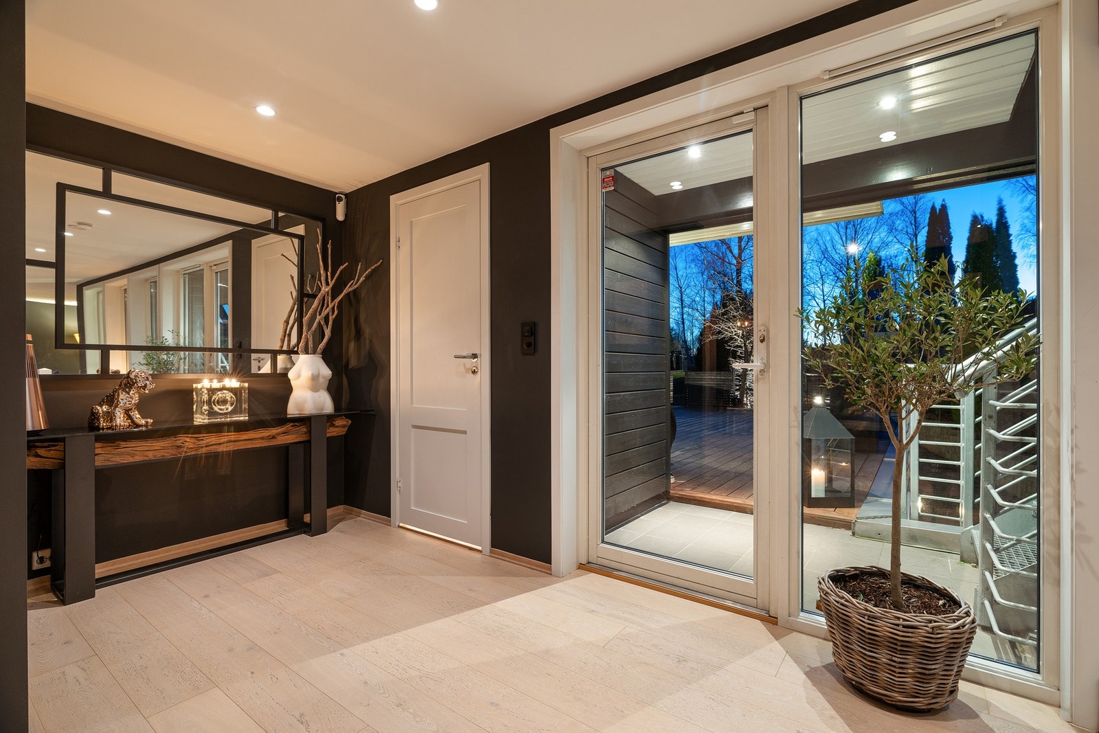 Gangen har tilgang til et gjeste WC og utgang til terrasse og takterrasse Galleribilde