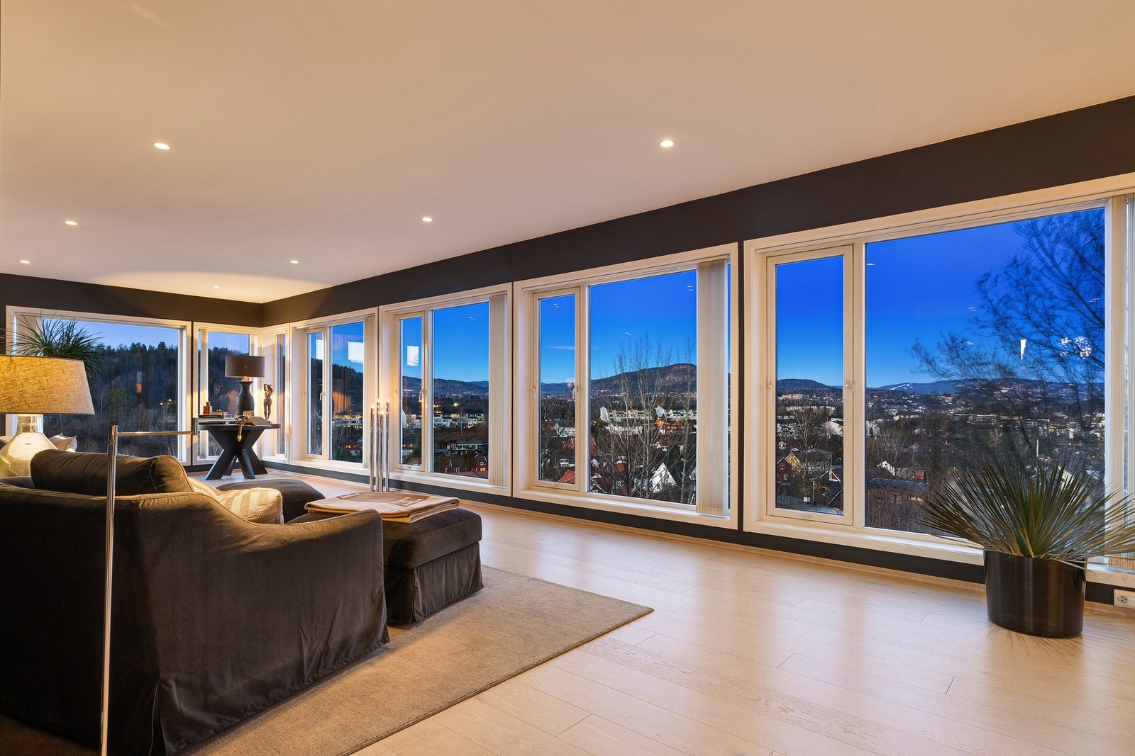 Stuen har utsikt i retning Tanum, Kolsås og Holmenkollen Galleribilde