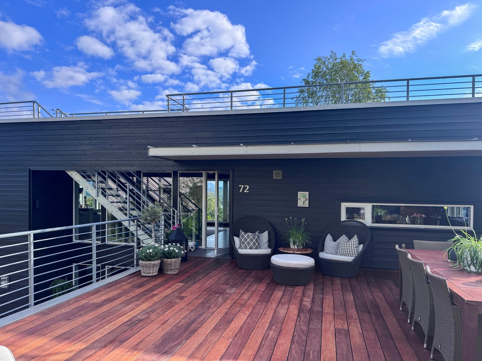 Terrassegulv i eksklusiv og svært holdbar IPE. Det er montert belysning og stikkontakt i tilknytning til takterrassen Galleribilde