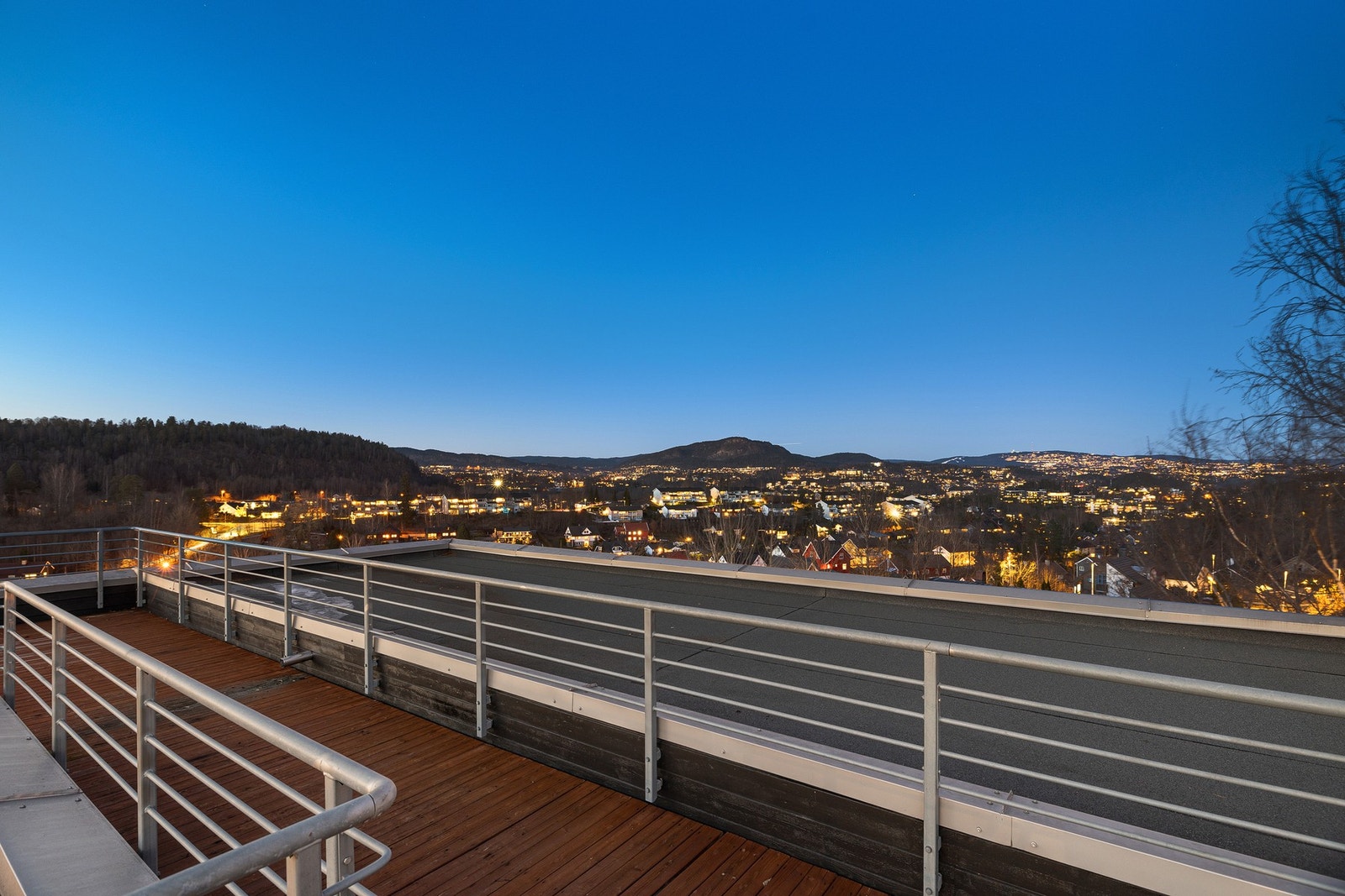 Takterrassen har også utsikt innover til Holmenkollen Galleribilde