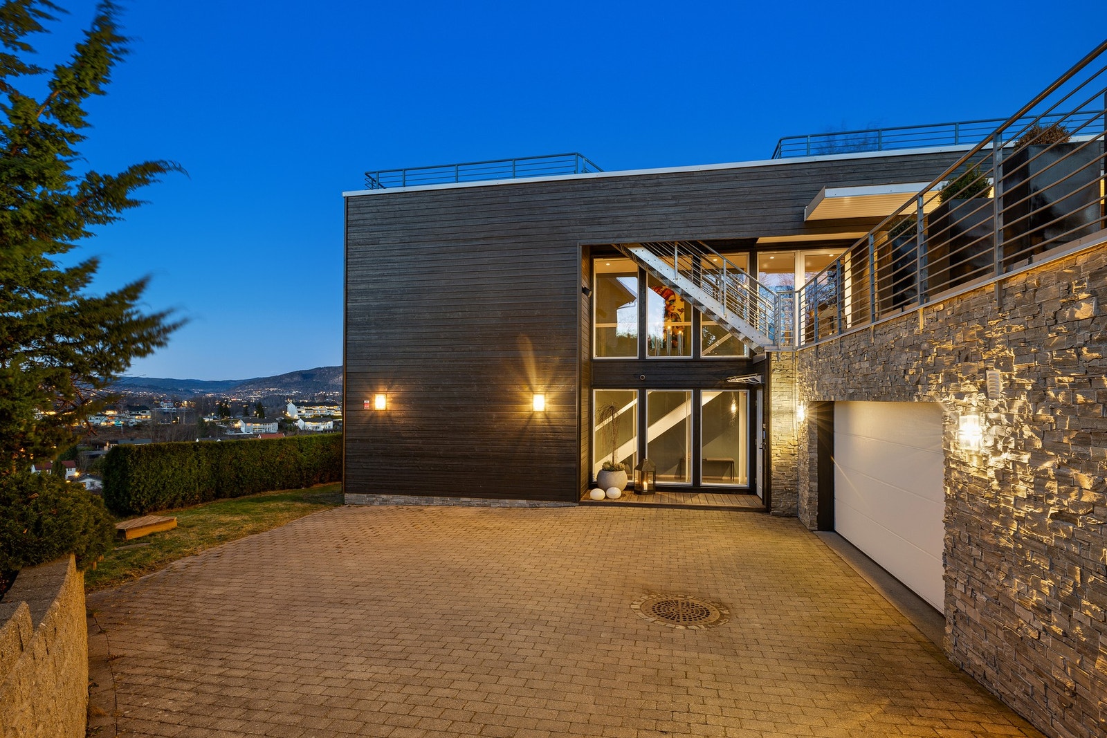 Privatmegleren Bærum ønsker velkommen til visning av denne lekre eneboligen over 2 plan med takterrasser og nydelig utsikt Galleribilde