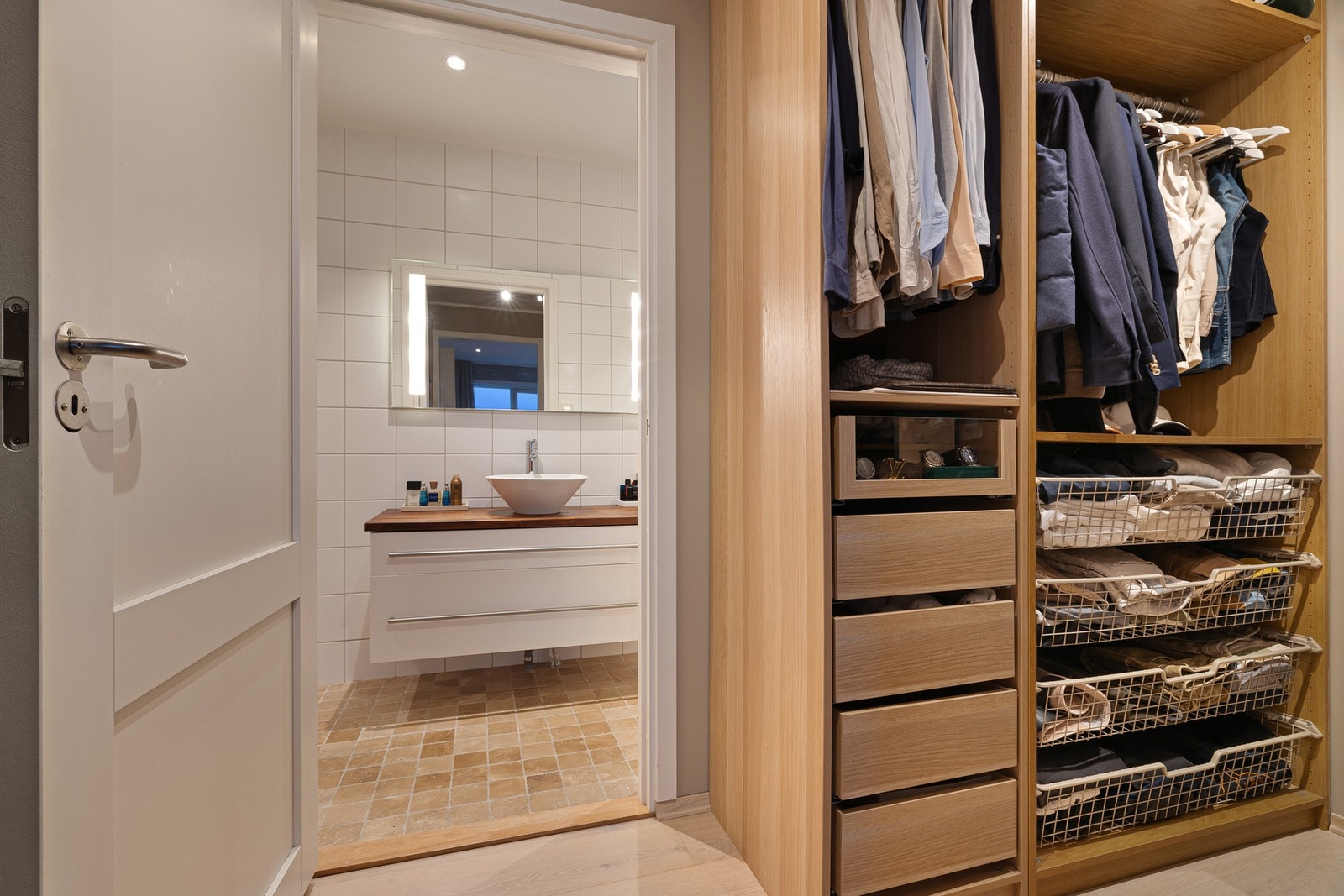 Garderobe/omkledningsrom og bad tilknyttet hovedsoverom Galleribilde