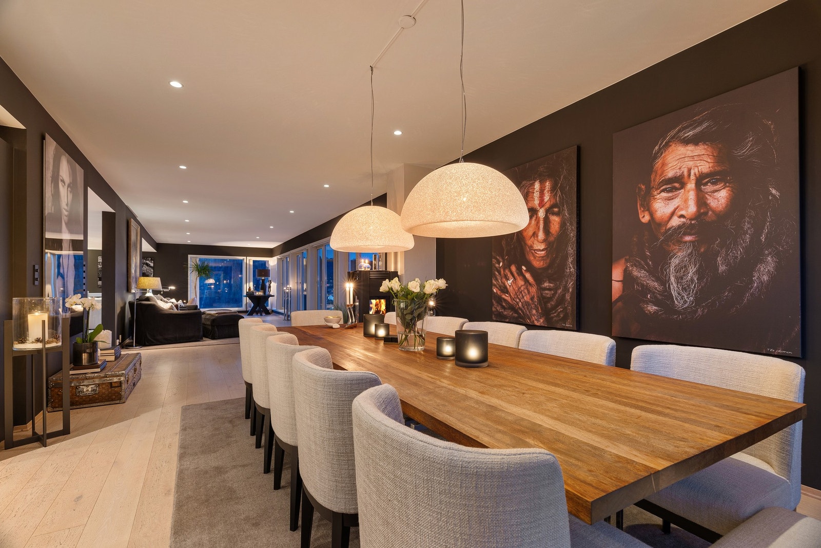 En spisestue av ekstra god størrelse har plass i overgangen mot kjøkken Galleribilde