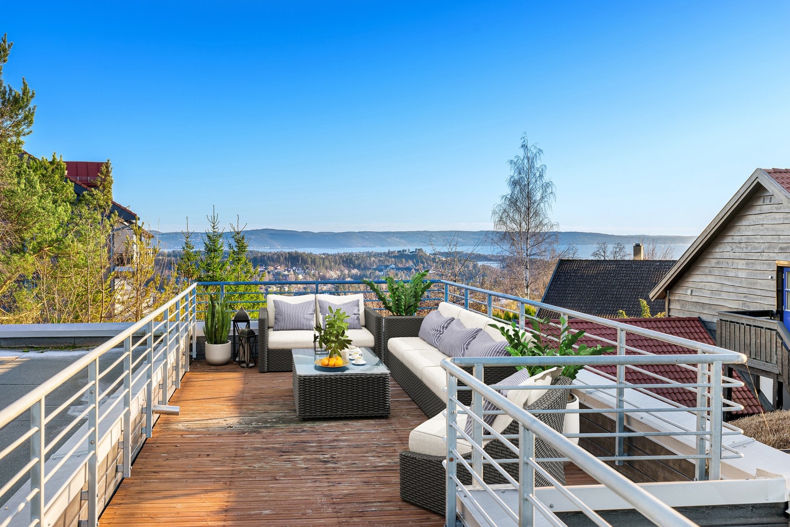 Med boligen følger en takterrasse på ca 46 m² med vidstrakt utsikt Galleribilde