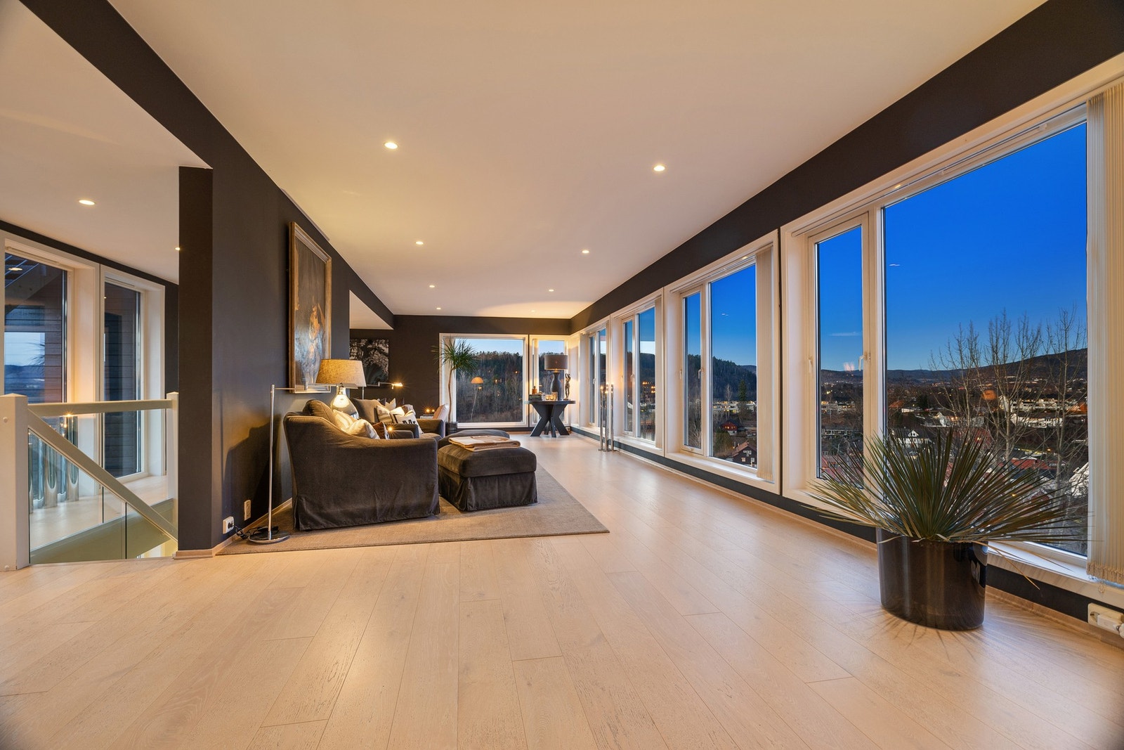 Stue/spisestue er virkelig et blikkfang med heldekkende vindusrekke og et eksklusivt preg Galleribilde