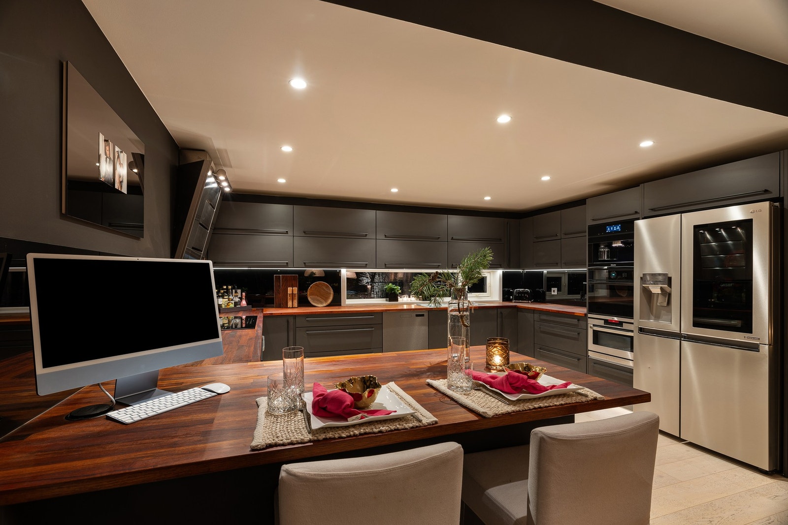 I kjøkken har en halvøy praktiske sitteplasser i forlengelsen av benkeplaten av heltre merbau Galleribilde