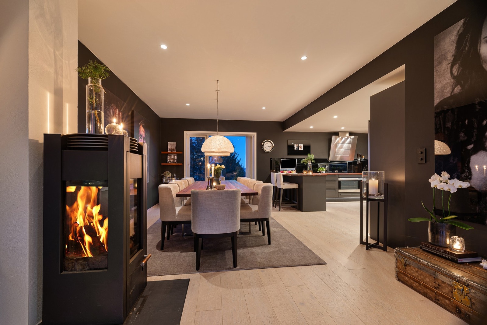 En moderne peisovn står sentralt plassert i rommet Galleribilde