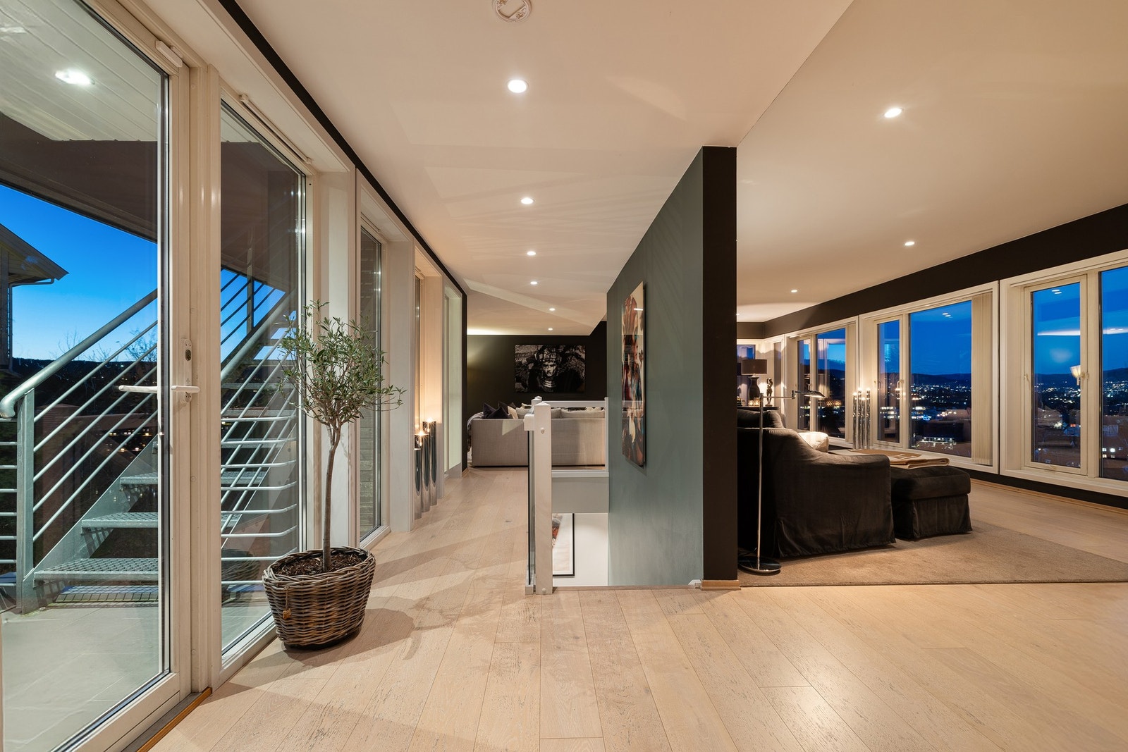 Stue trapperom i 2. etasje har flott luftighet og utgang til takterrasse på garasjetak Galleribilde