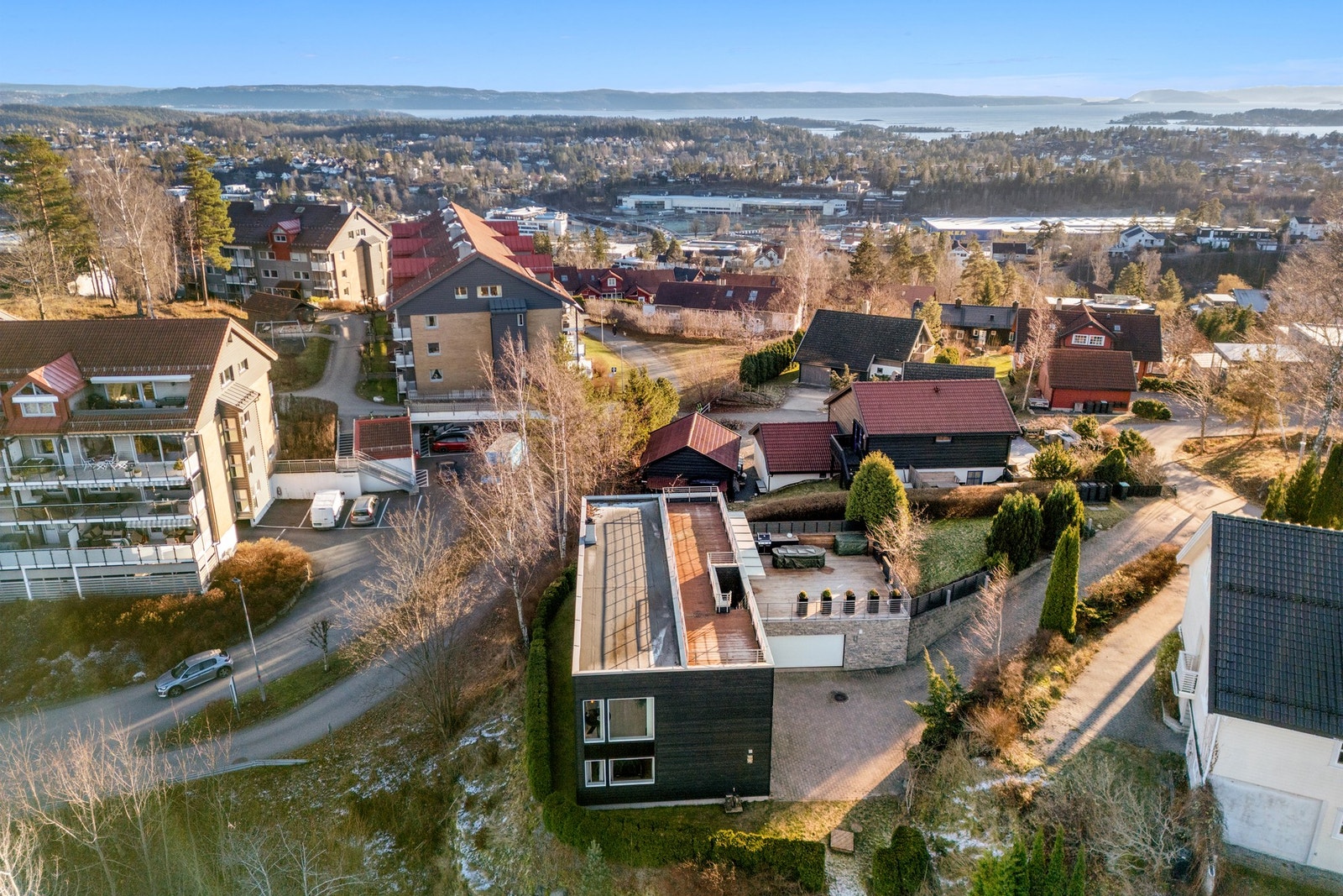 Tomten er avgrenset med tett hekkbeplantning mot naboer og adkomstvei Galleribilde