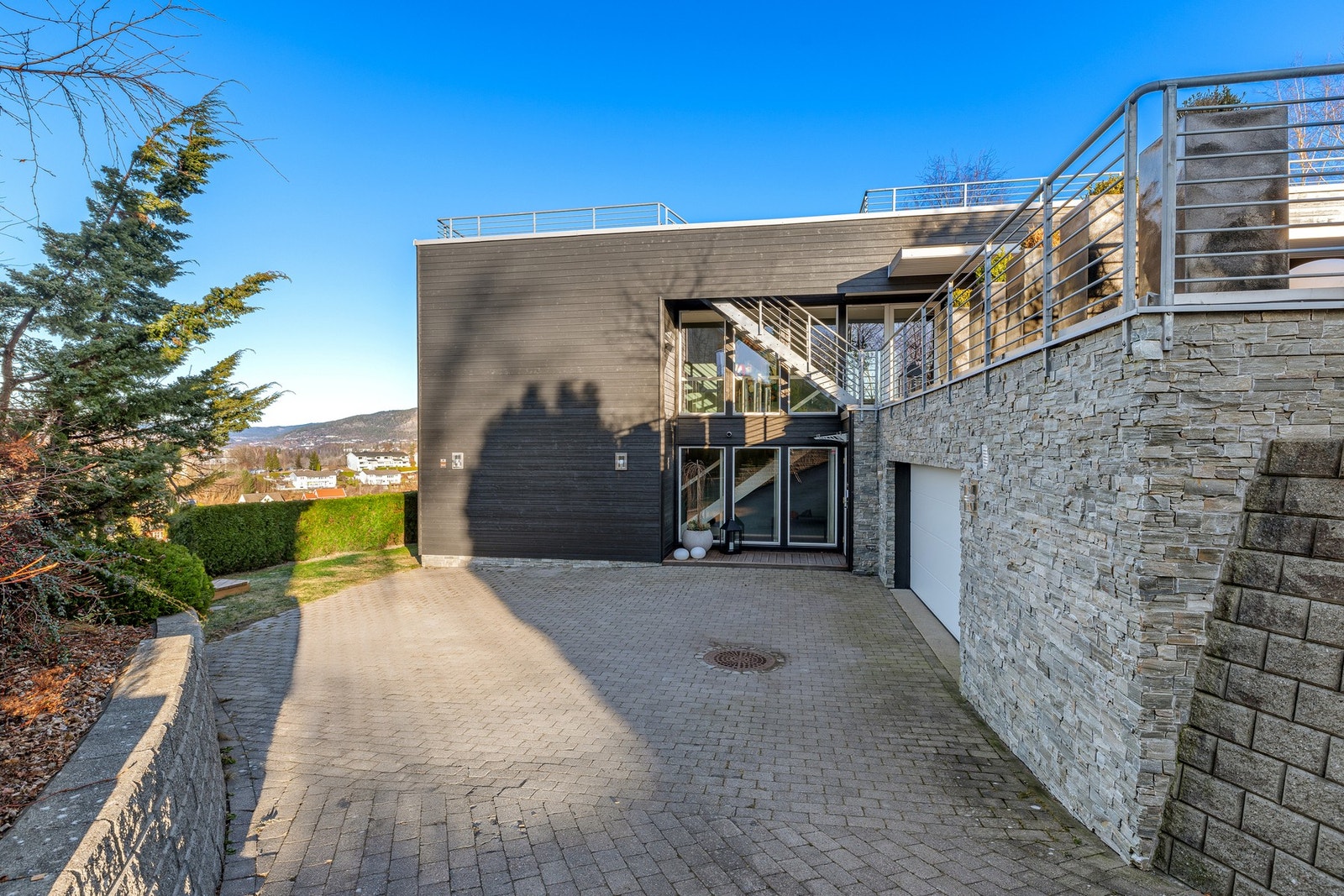 Eneboligen har god parkeringskapasitet på egen tomt Galleribilde