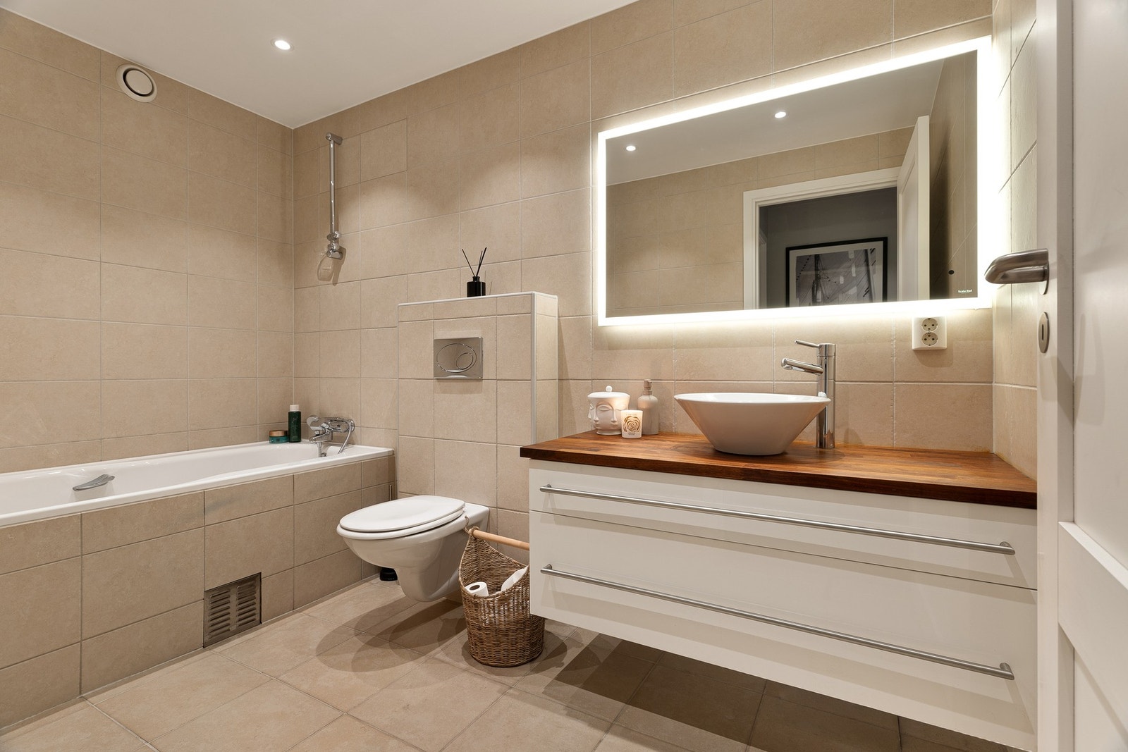 Ved hallen ligger et flislagt bad fra 2008, med innfliset badekar, servantskål m/skuffeseksjon og toalett. Varme i gulv Galleribilde