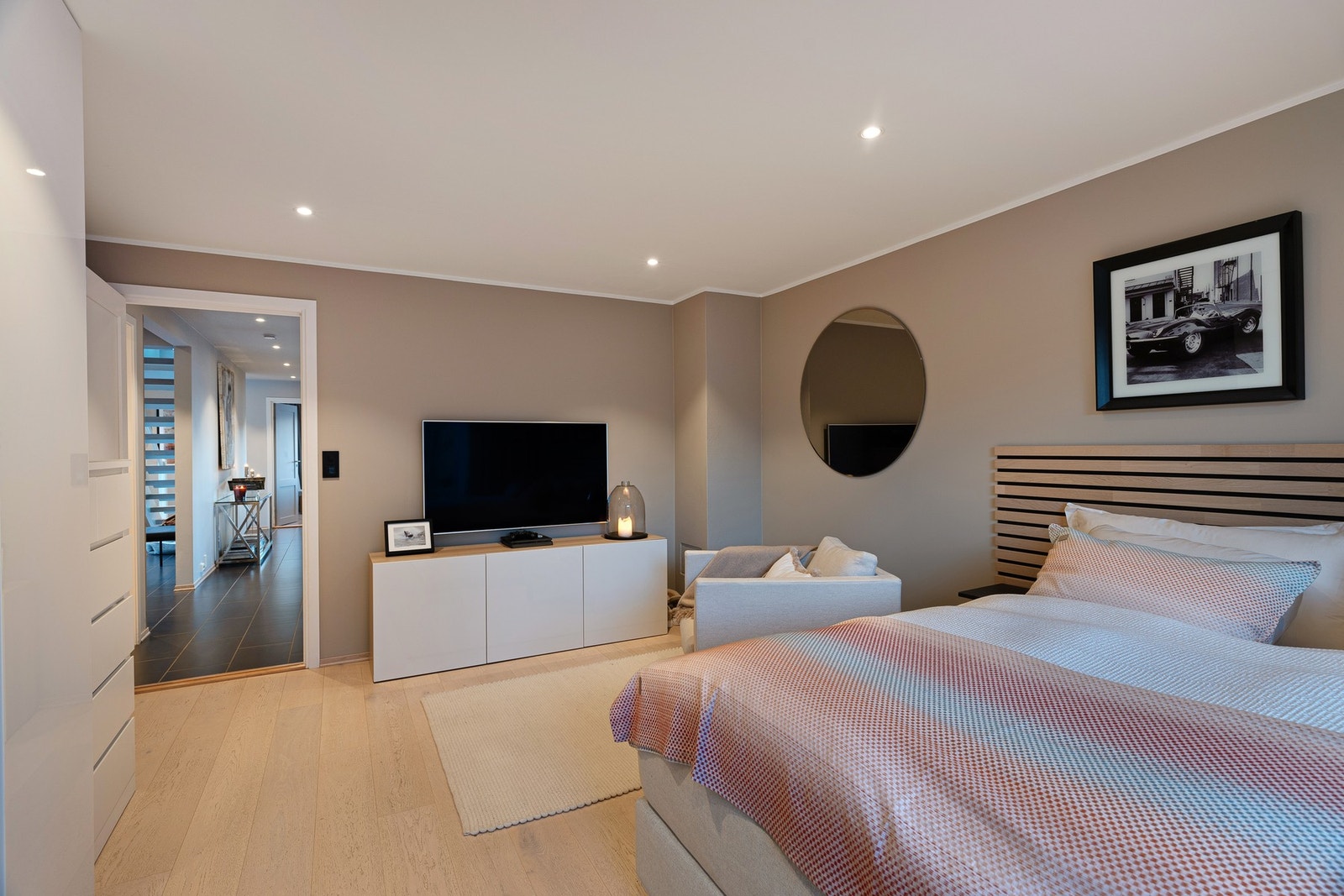 Boligens største soverom gir hotellfølelsen i eget hjem, men egner seg godt som TV-stue Galleribilde