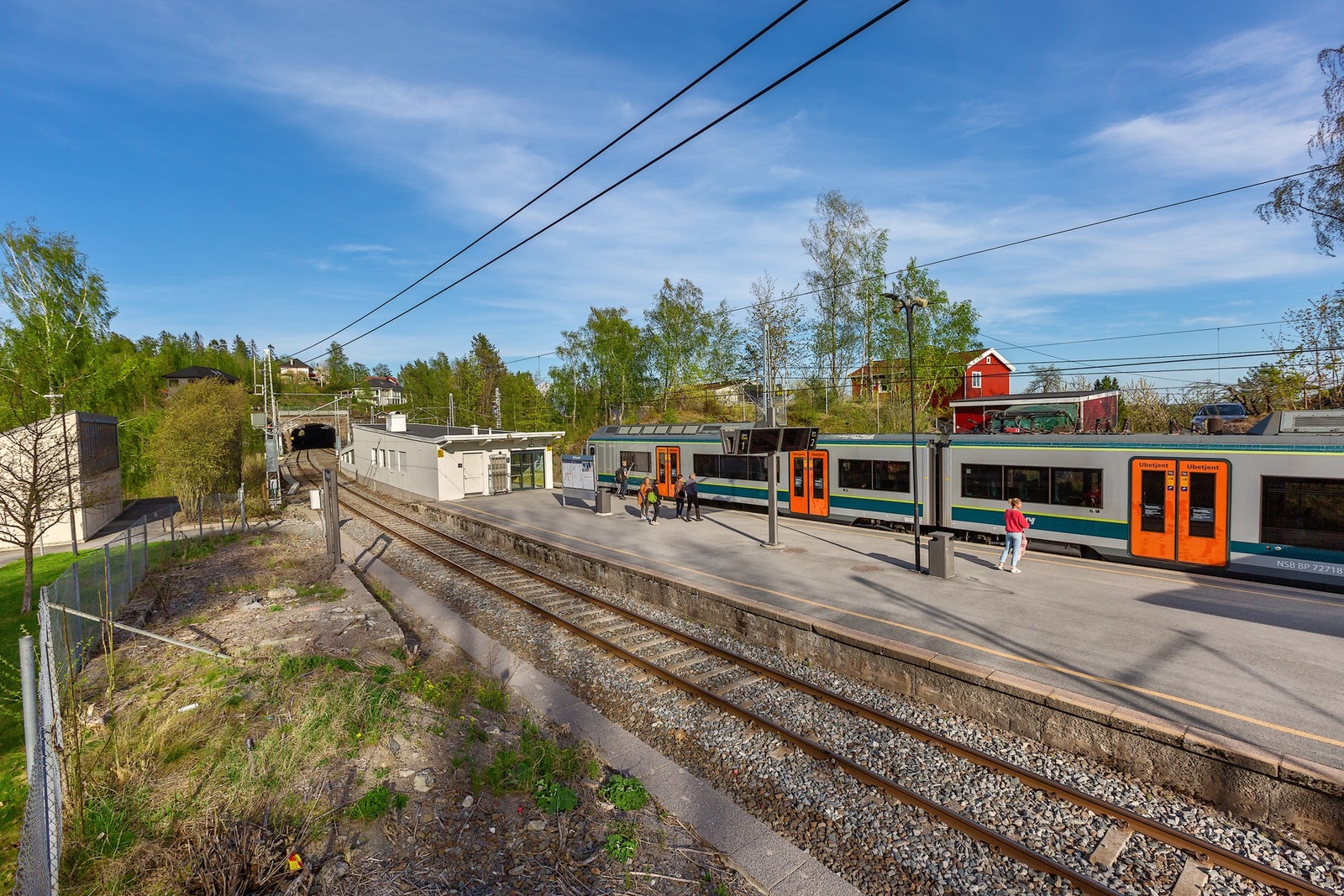 Det er enkel tilgang til pendlerparkering og avganger med lokaltog fra Billingstad stasjon og Slependen stasjon Galleribilde