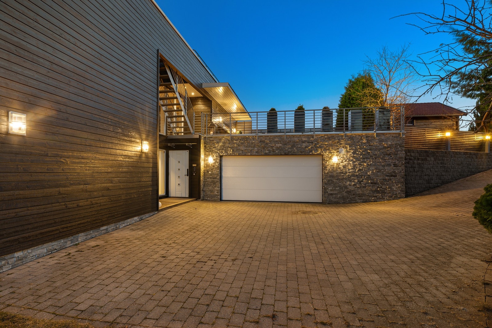 Det er rikelig med biloppstillingsplasser i en integrert dobbelgarasje og egen steinsatt gårdsplass Galleribilde