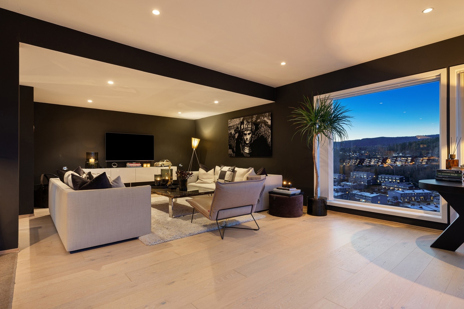 Stuen kan innredes i soner, innerst inne har en skjermet nisje god plass for tv-benk og en romslig sofagruppe Galleribilde