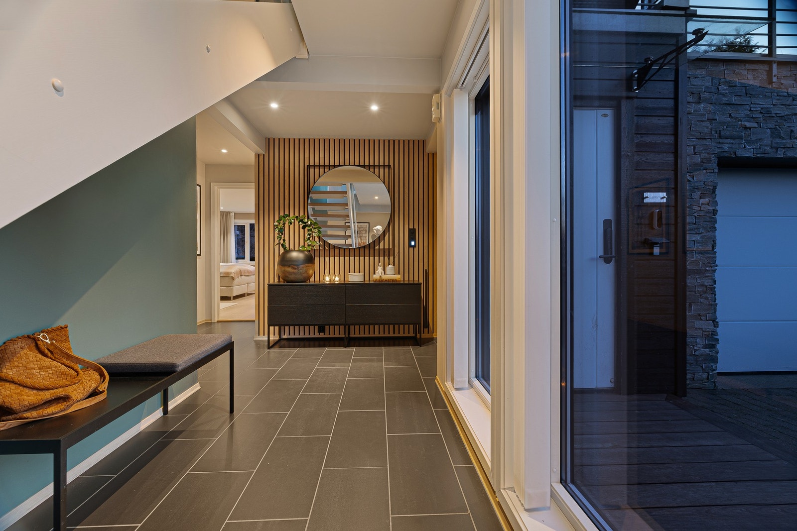 Hall/trapperom er lys og tiltalende med flott innfall av dagslys fra takhøye vindusflater Galleribilde