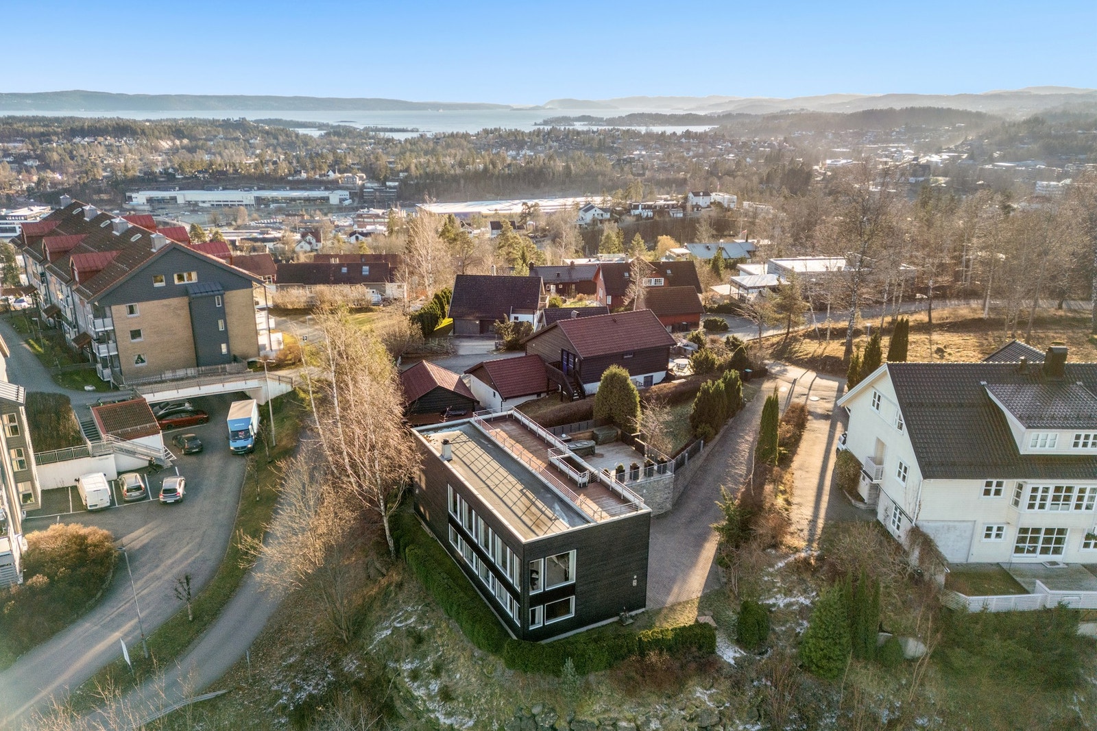 Eneboligen ligger flott til på kollen over Billingstad, med unik fjordutsikt fra den herlige takterrassen Galleribilde