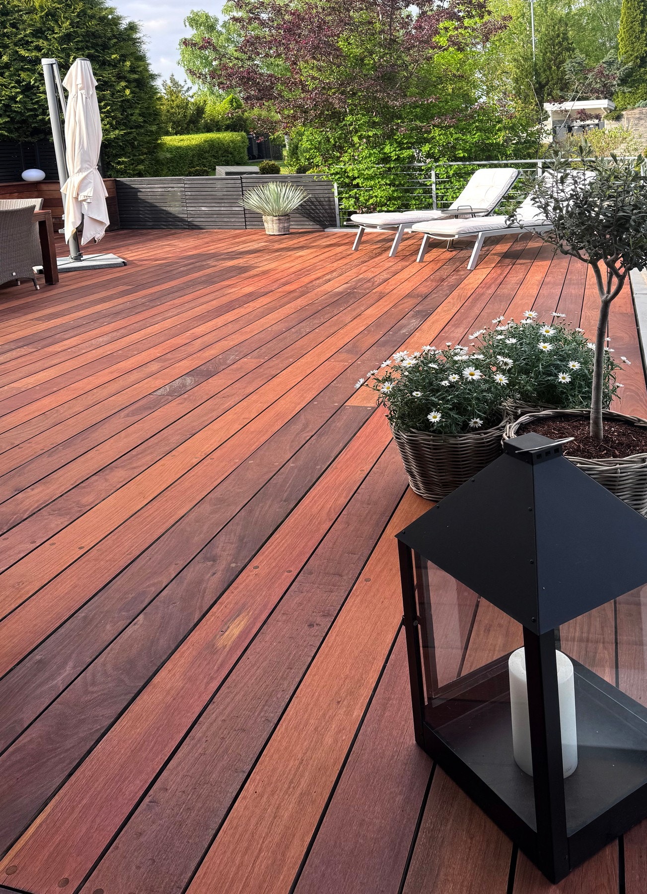 IPE er et tropisk hardtre med høy tetthet, noe som gjør det svært motstandsdyktig mot slitasje, råte og insekter. Har en dyp brun farge som kan oljes for å bevare gløden, eller la gråne naturlig for et mer rustikt uttrykk. Galleribilde