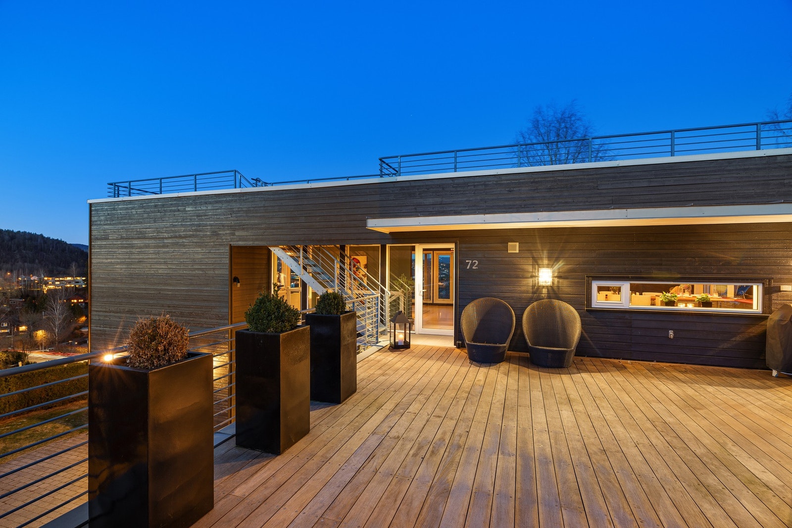 Stue i overetasjen har utgang til en nord/sør/vestvendt takterrasse på rundt 63 m² Galleribilde