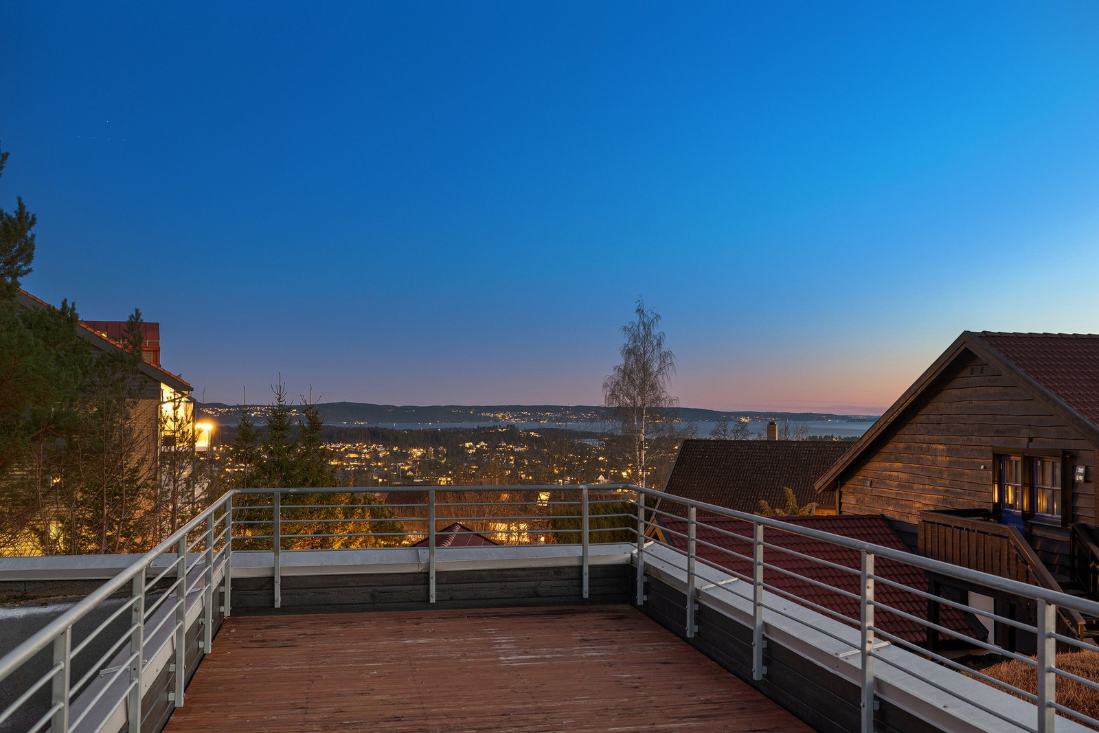 Takterrassen har utsikt til Oslofjorden og Nesoddlandet bakenfor Galleribilde