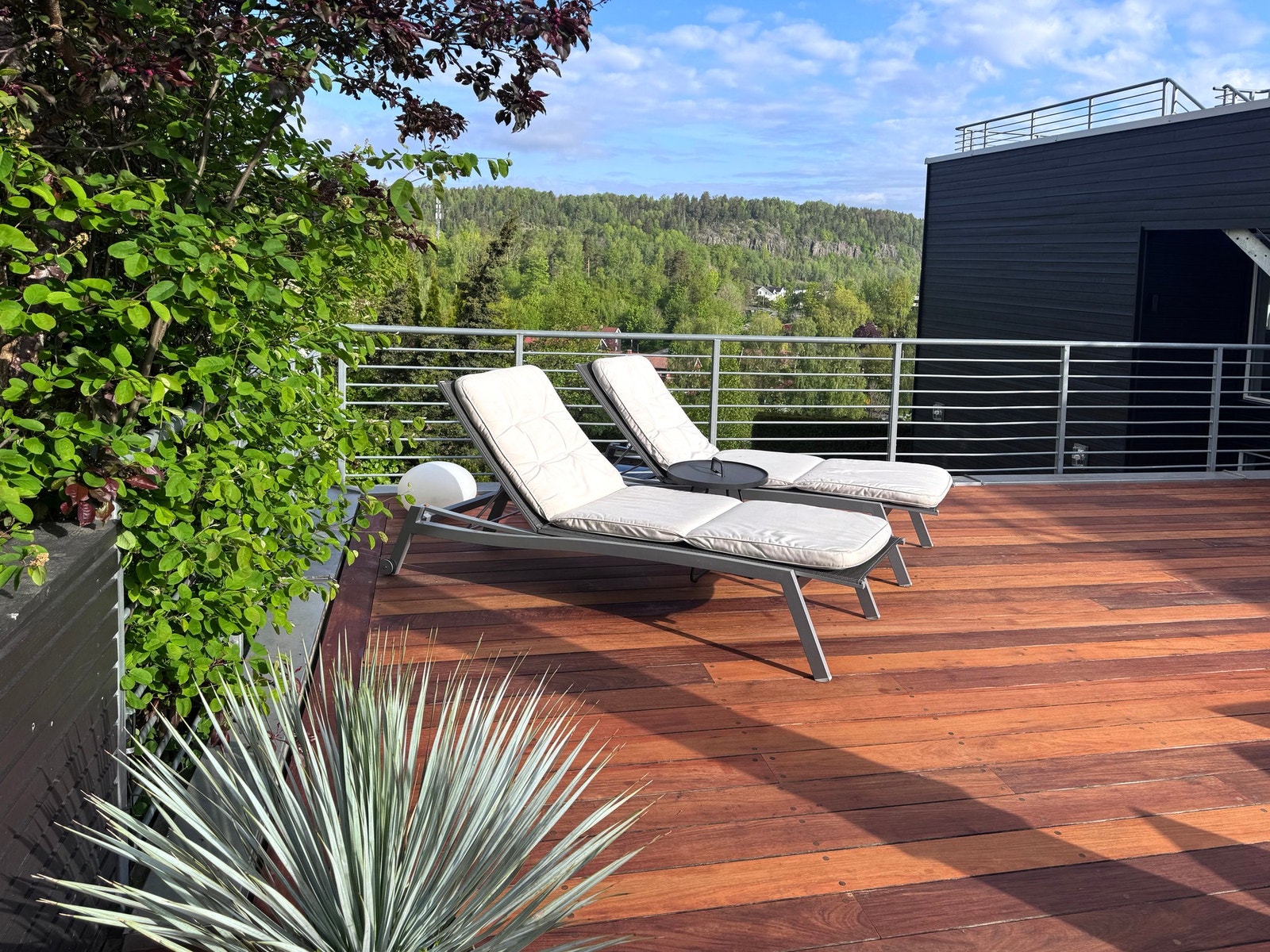 Her er plass for både rekreasjon og utendørsmåltider på sommerstid Galleribilde