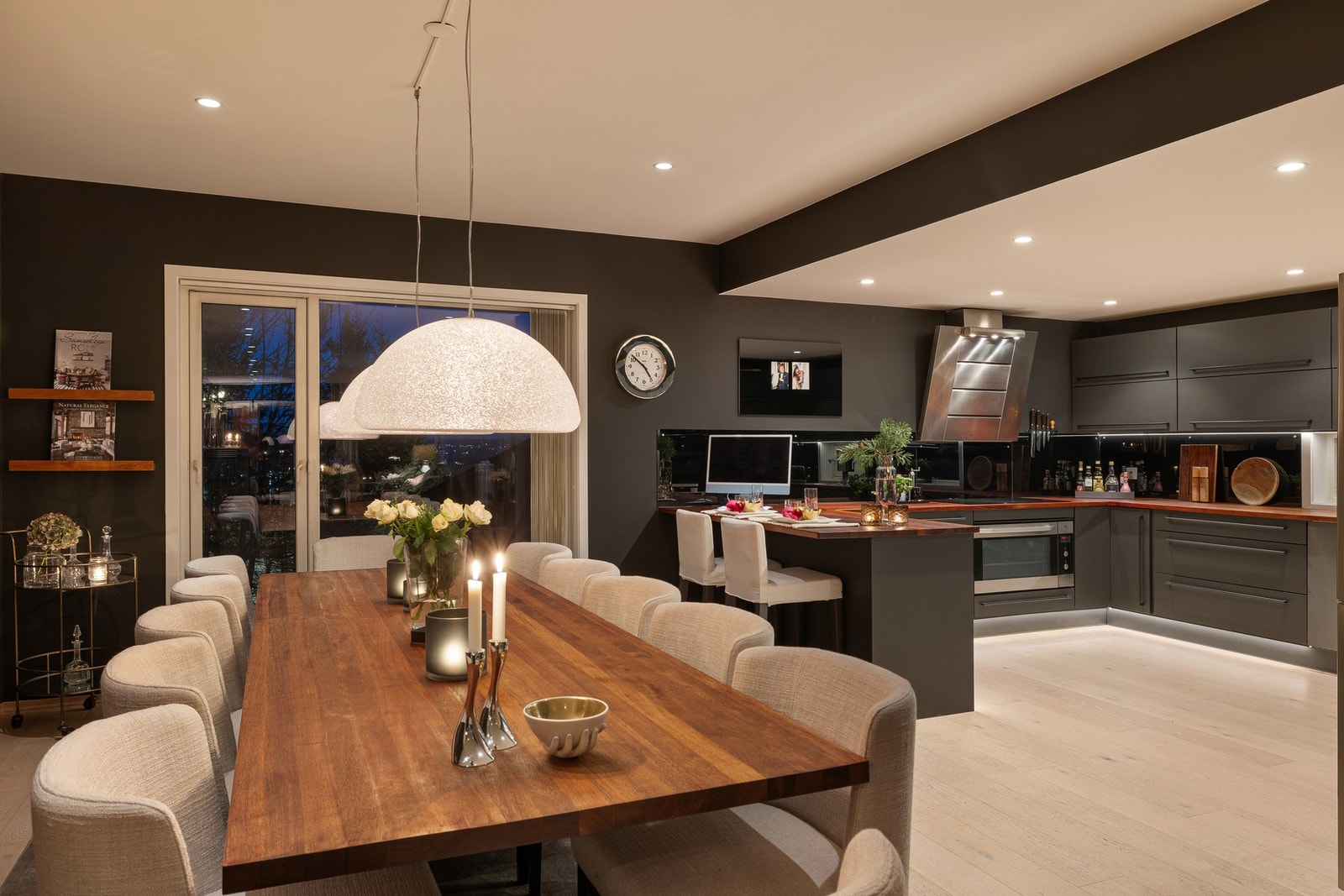 Spisestuen har god kapasitet for oppdekning til 12, for hyggelige lag med venner og familie Galleribilde