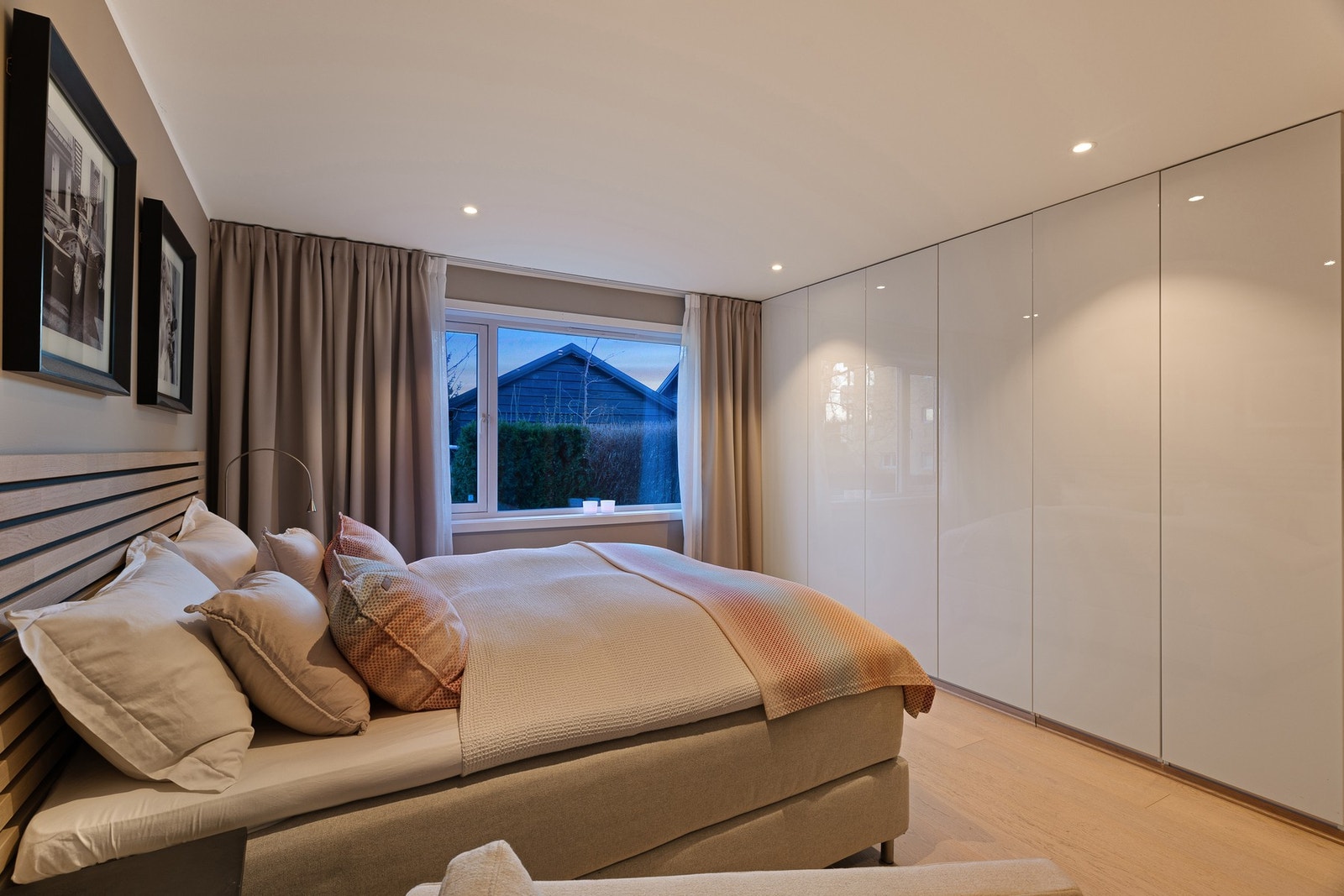 Det største soverommet har rikelig med plass for garderoberekke og en romslig dobbeltseng. Rommet kan også brukes som TV-stue Galleribilde