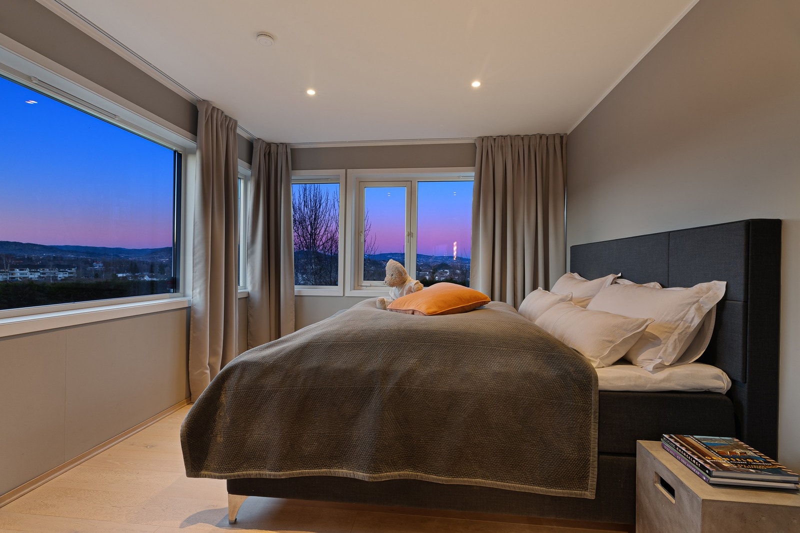 Det deilige hjørnerommet har vinduer i to himmelretninger Galleribilde