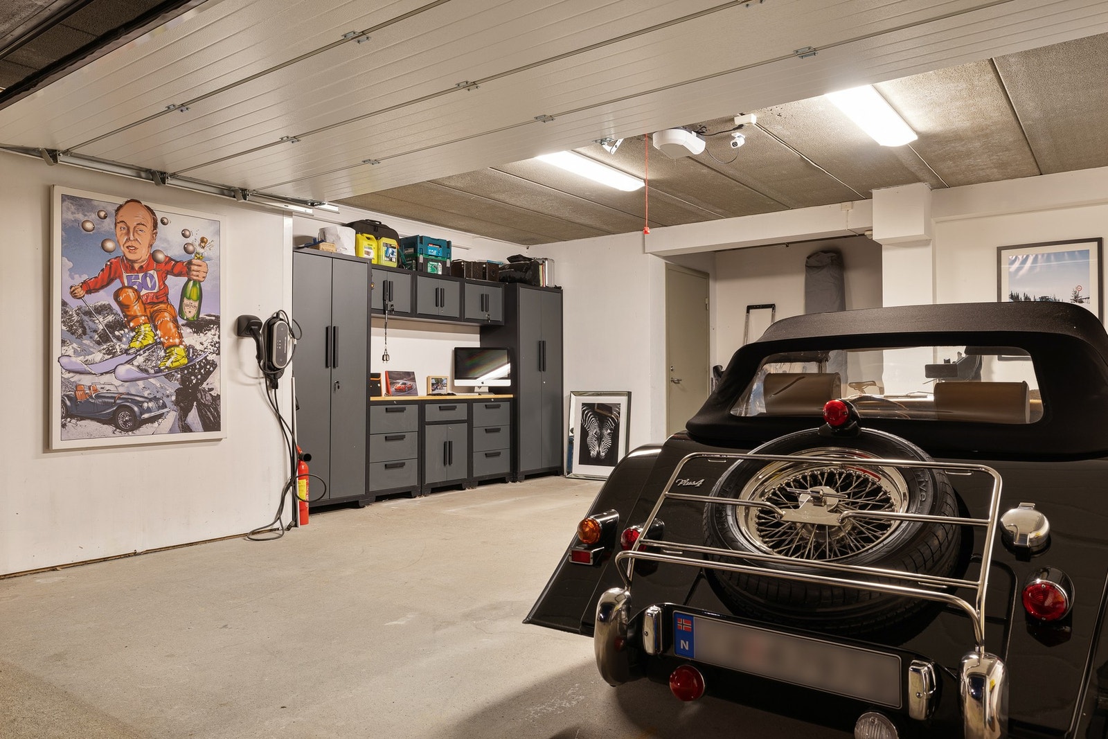 Dobbelgarasje har verkstedsinnredning og sluse til bolig via vaskerom Galleribilde