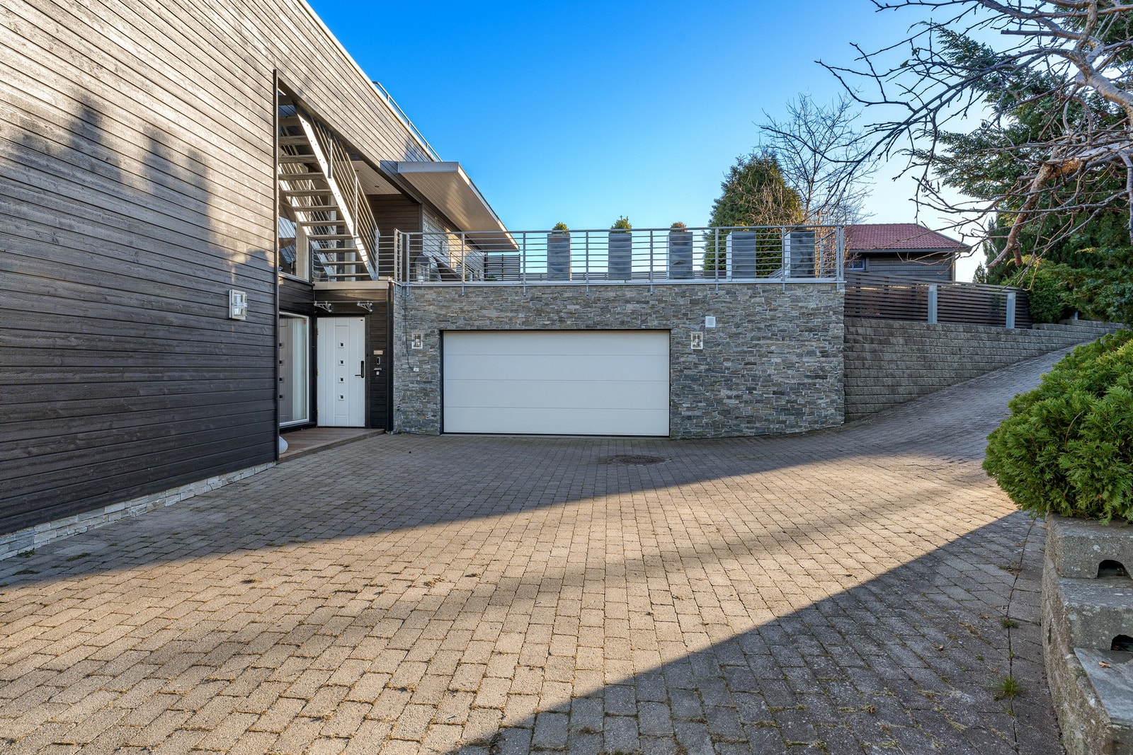 Hjulspor i gårdsplass er utstyrt med varmekabler for å sikre god tilkomst også på vinterstid Galleribilde