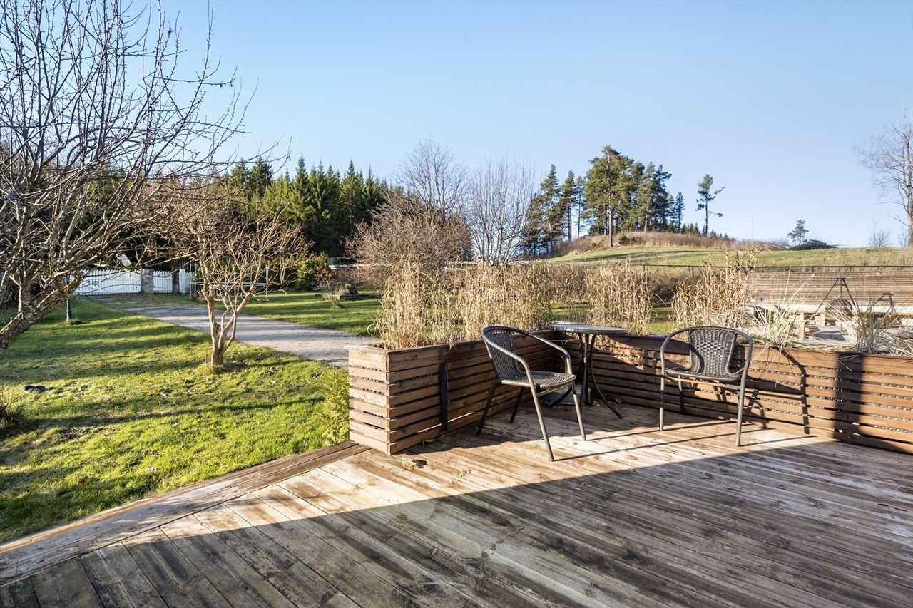 Uteområdet er idyllisk med stor, inngjerdet hage og flere soner for opphold. Galleribilde