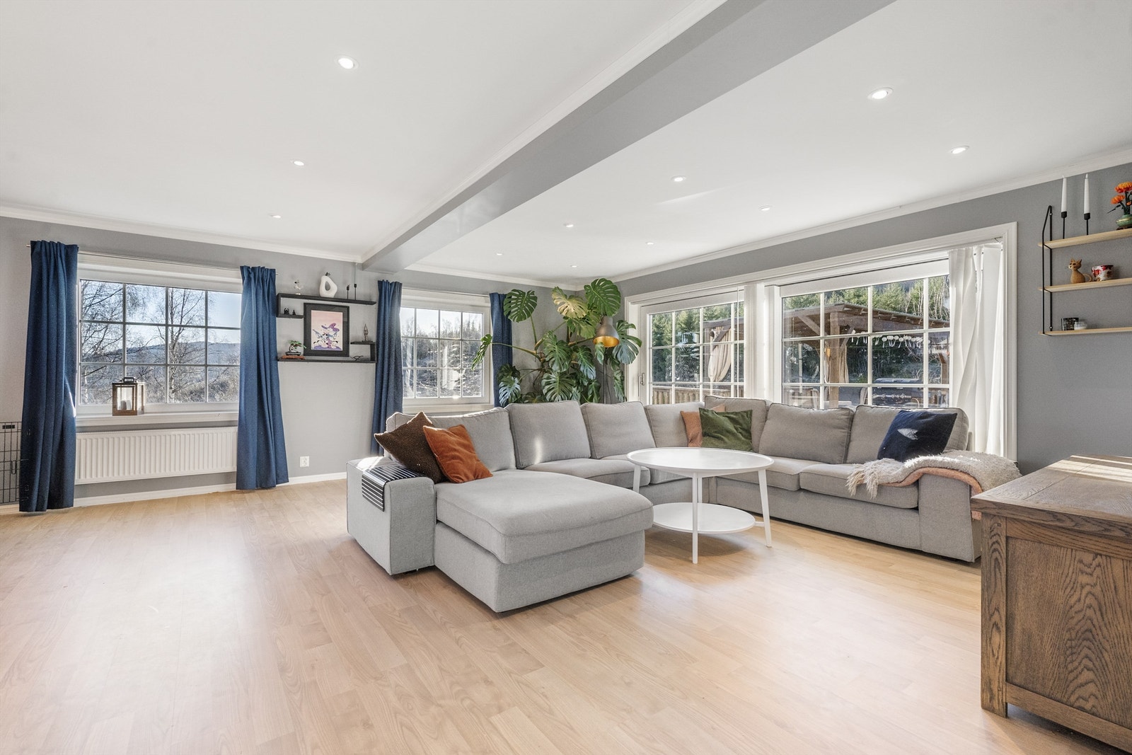 Stuen er en del av en åpen løsning som ble etablert under oppussingen i 2015. Downlights sørger for en behagelig belysning. Galleribilde