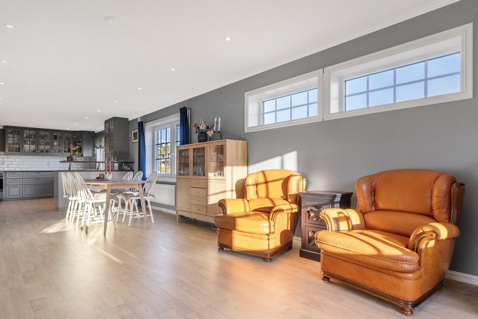 Store vindusflater lar lyset flomme inn i rommet. De fleste vinduene ble byttet i 2015. Galleribilde