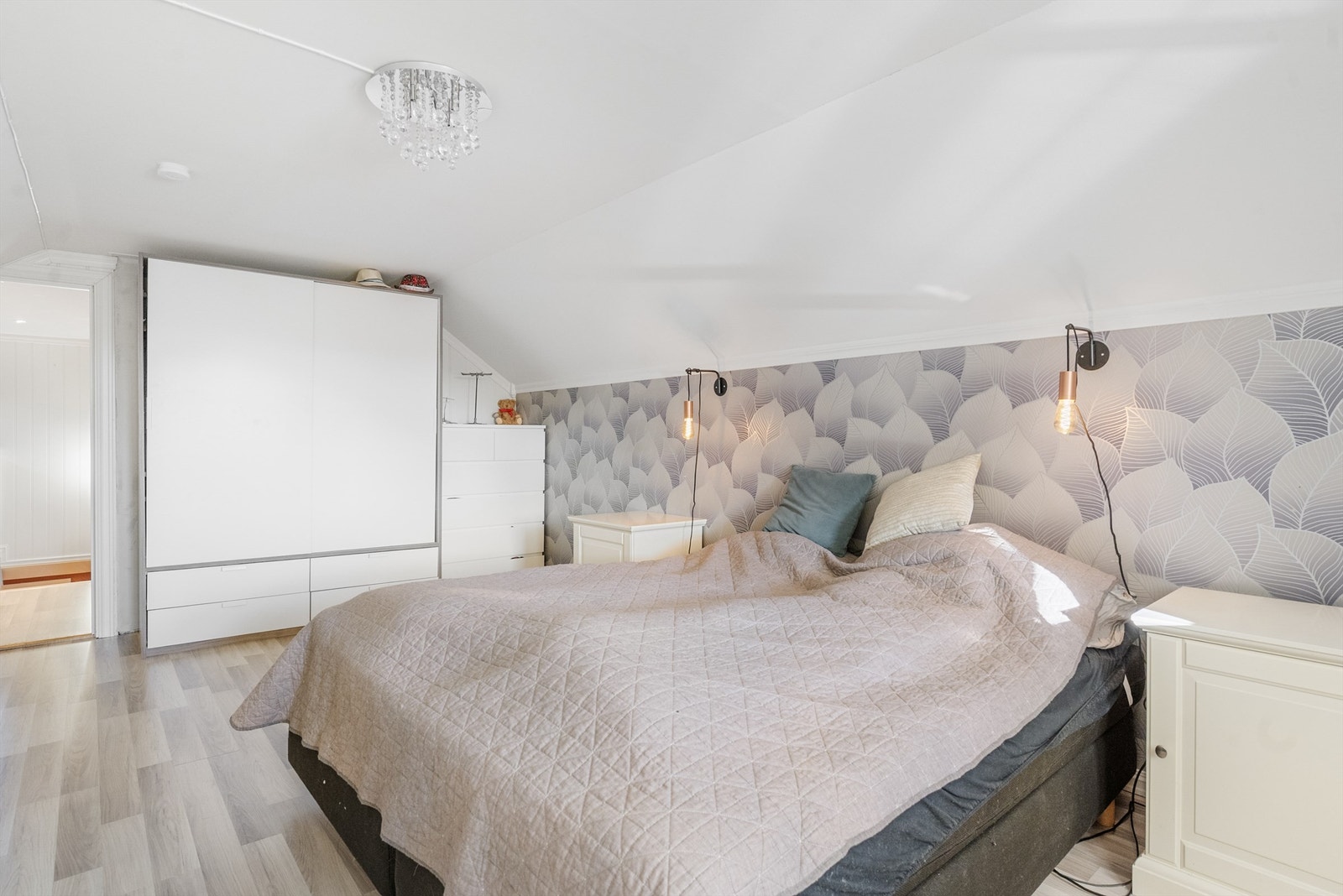 Gode lagringsmuligheter, med garderobeskap og kott i tilknytning til rommet. Galleribilde