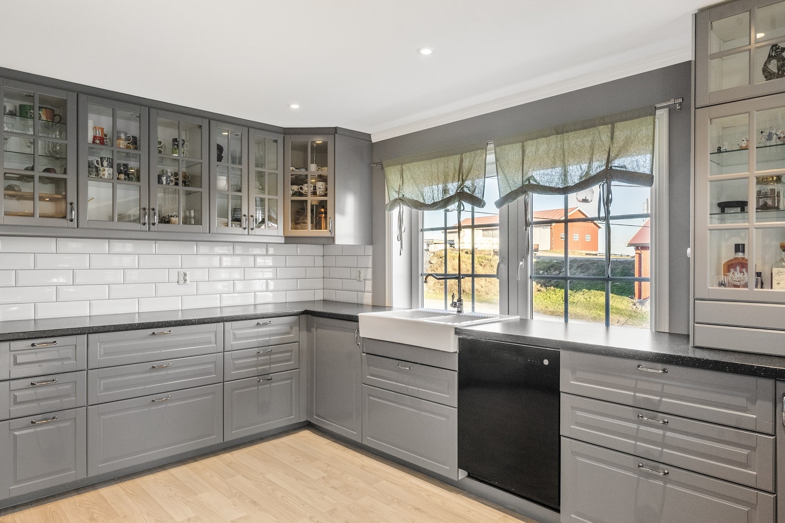 Overskap med glassfronter gir et lett og luftig preg. Galleribilde