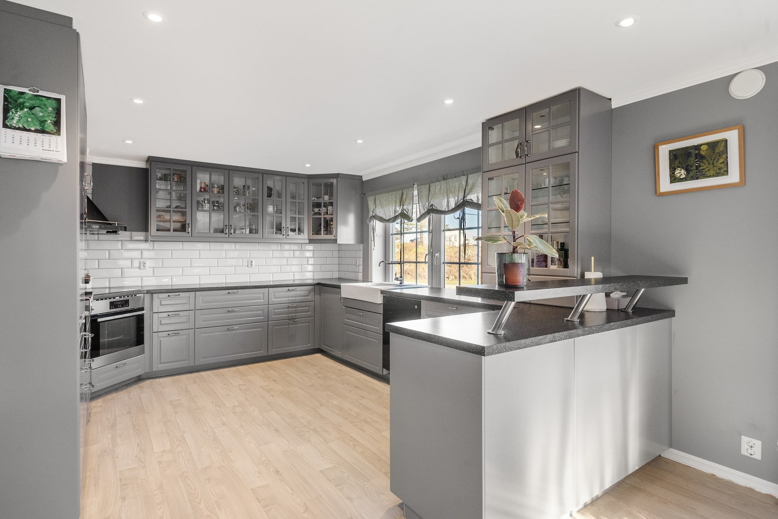 Et velutstyrt kjøkken med en funksjonell og familievennlig utforming. Galleribilde