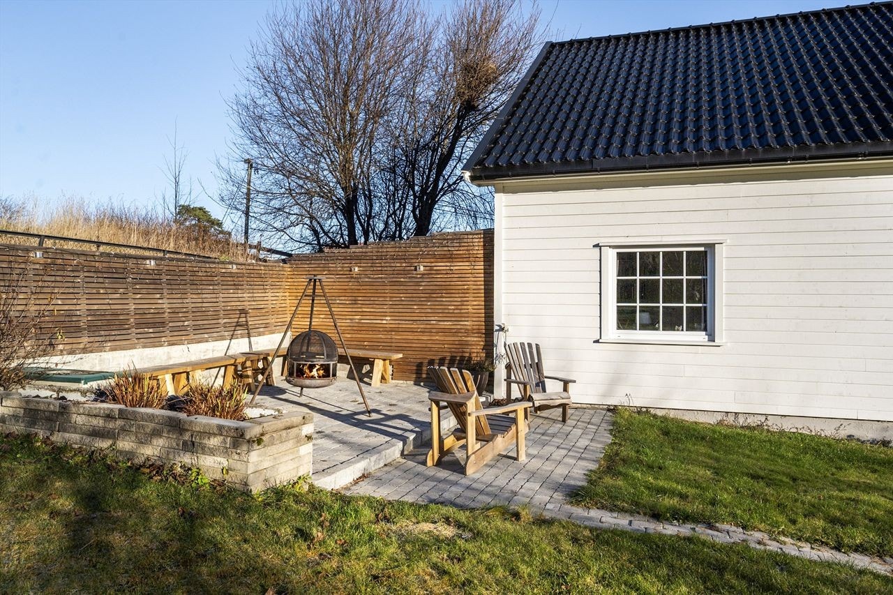 Denne sonen er skjermet med levegger og har plass til sittegruppe og bålpanne. Galleribilde