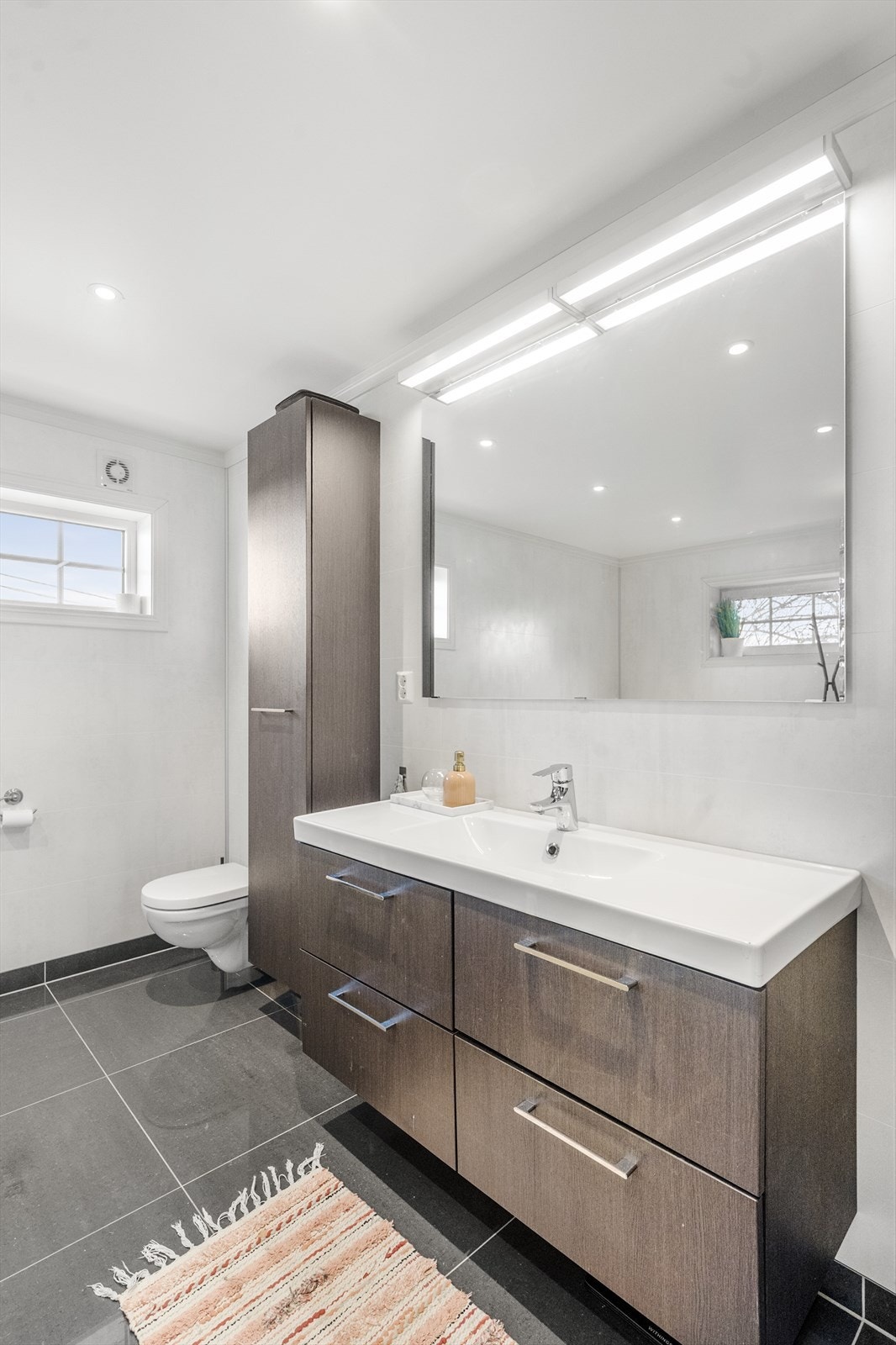 Moderne baderomsinnredning med mye oppbevaringsplass. Galleribilde