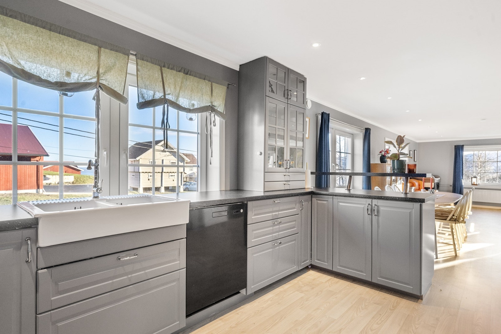 Kjøkkeninnredningen har profilerte fronter i en tidsmessig farge. Laminat benkeplate. Dobbel porselenskum. Galleribilde