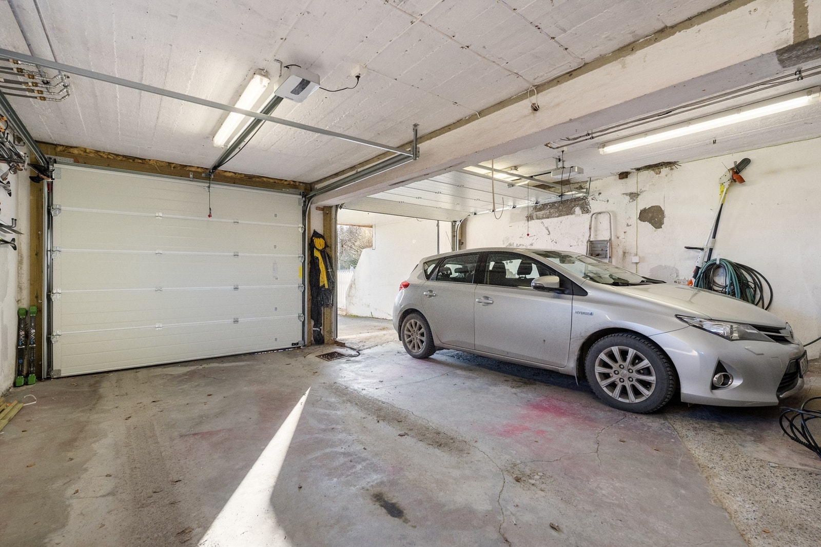 Garasjen har direkte inngang til kjelleren, som byr på rikelig med lagringsplass. Galleribilde