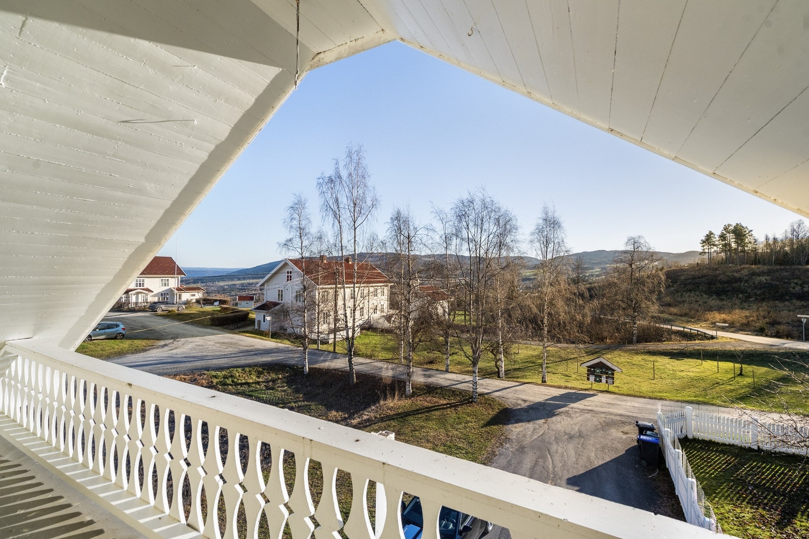 Fra hovedsoverommet på loftsplanet er det utgang til en overbygd, sørøstvendt veranda på 6 m². Galleribilde