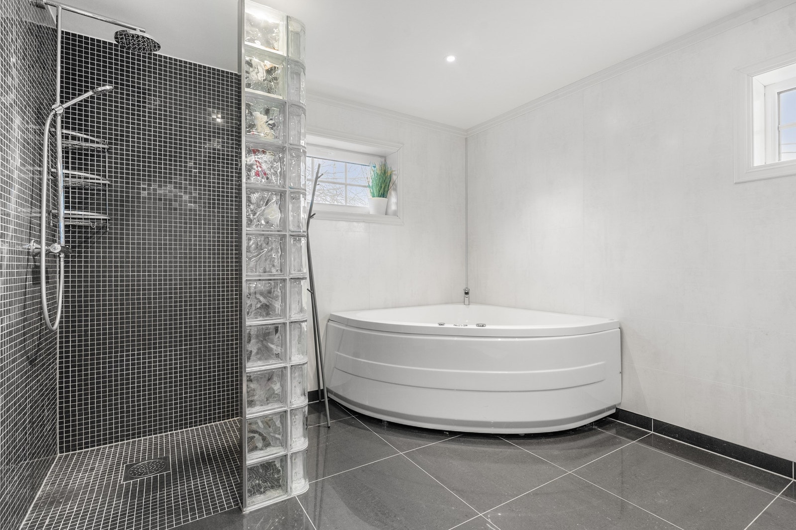 Badet i første etasje ble oppgradert i 2015 og har plass til både dusjhjørne og boblekar. Galleribilde